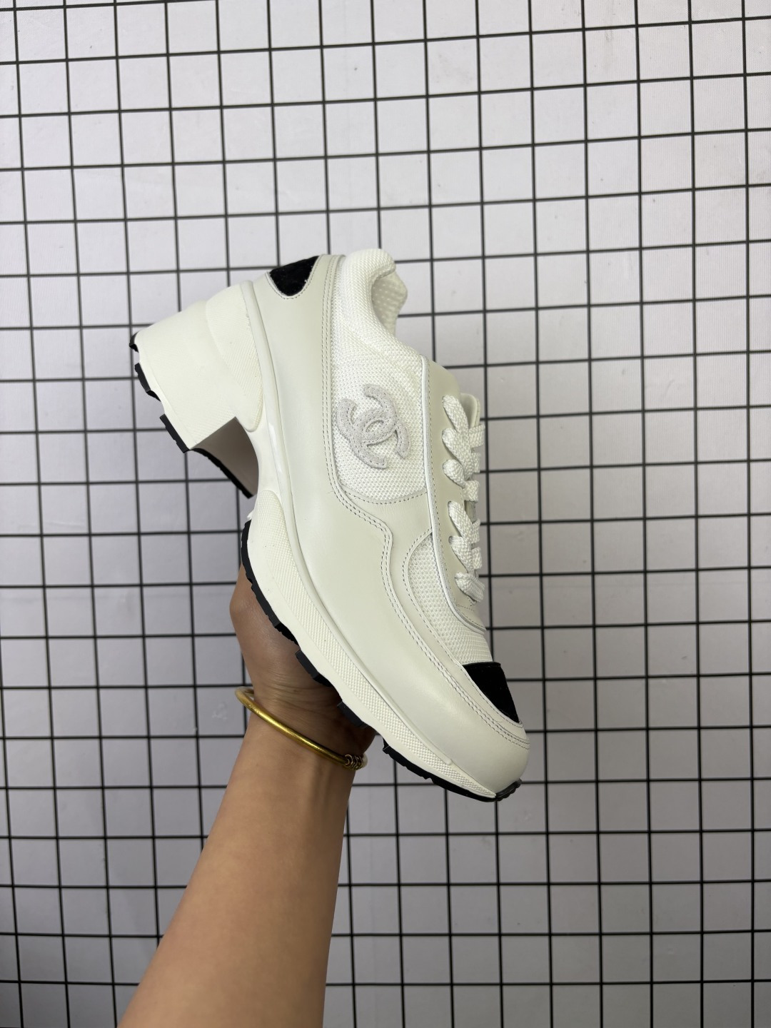 💰370
Chanel 女鞋 香奈儿2024最新款休闲潮流运动板鞋 经典四季通吃款 厚底增高小白鞋 网红博主小姐姐们的挚爱 社交平台的各种夸赞 人气超高质感透气超级春夏 看到这期总能唤起少女内心对时髦的诉求 上脚时髦感十足 容易打理配送专柜精美包装。内里:定制透气内里。鞋底:原版开模TPU大底。
码数:35 36 37 38 39 40
编码阿童M