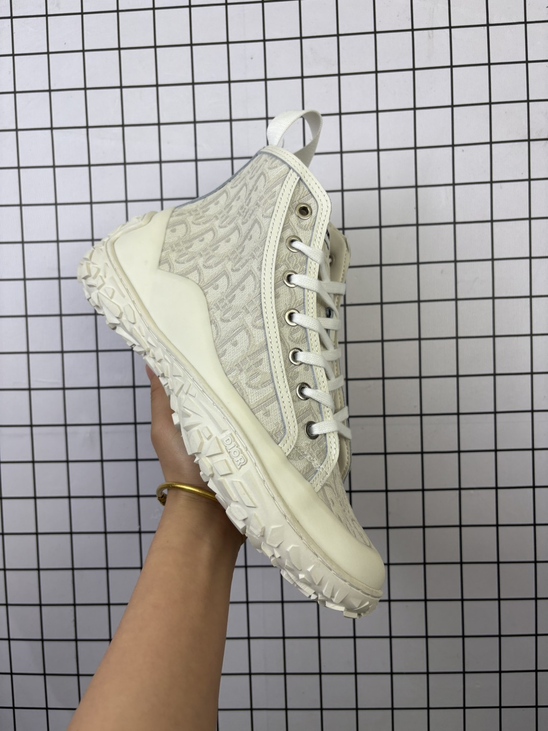 💰200
Dior/迪奥 💯男鞋广东原产,升级2020专柜全套代购配件,采用进口机台精密电脑提花刺绣工艺,独家开发RB硫化橡胶片贴底组合锯齿防滑外底,正确吸汗网布贴合PU高弹发泡增高鞋垫❗️2021Ss春夏新品,高奢品牌-迪奥Dior B28 Oblique High Top Sneakers B28高帮系列复古劳工风百搭运动休闲板鞋“黑暗蓝卡其灰刺绣CD重影 3SH131Z
类型:男鞋
码数:37 38 39 40 41 42 43 44 45
编码:688