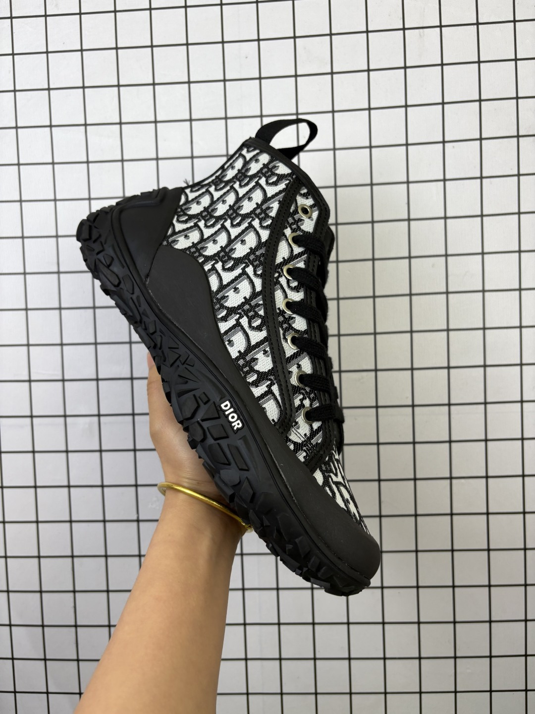 💰200
Dior/迪奥 💯男鞋广东原产,升级2020专柜全套代购配件,采用进口机台精密电脑提花刺绣工艺,独家开发RB硫化橡胶片贴底组合锯齿防滑外底,正确吸汗网布贴合PU高弹发泡增高鞋垫❗️2021Ss春夏新品,高奢品牌-迪奥Dior B28 Oblique High Top Sneakers B28高帮系列复古劳工风百搭运动休闲板鞋“黑暗蓝卡其灰刺绣CD重影 3SH131Z
类型:男鞋
码数:37 38 39 40 41 42 43 44 45
编码:688