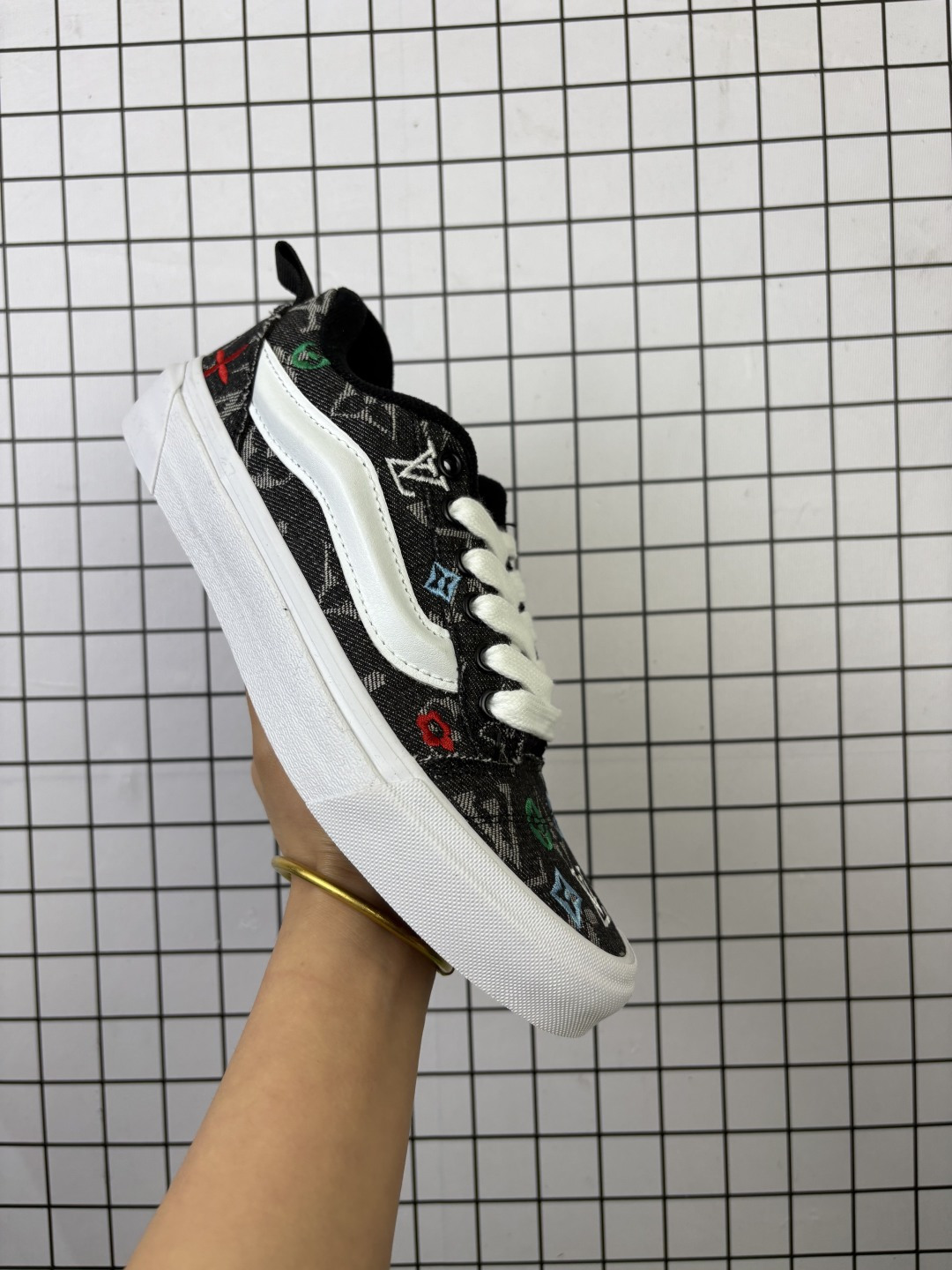 💰110 
万斯LV和vans knu skool强强联合。鞋身LV提花+ 30个logo电绣爆款来袭，黑色电绣系震撼登场系列耐磨透气低帮板鞋男女同款
颜色:vans 联名LV电绣
货号:MZ牛仔蓝色格子
编码648
35-44