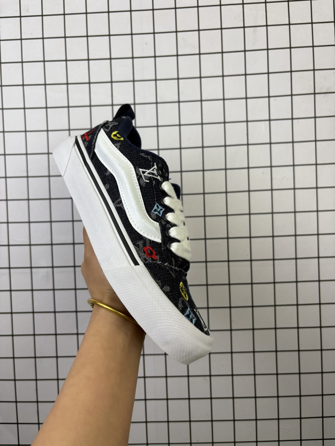 💰110 
万斯LV和vans knu skool强强联合。鞋身LV提花+ 30个logo电绣爆款来袭，黑色电绣系震撼登场系列耐磨透气低帮板鞋男女同款
颜色:vans 联名LV电绣
货号:MZ牛仔蓝色格子
编码648
35-44