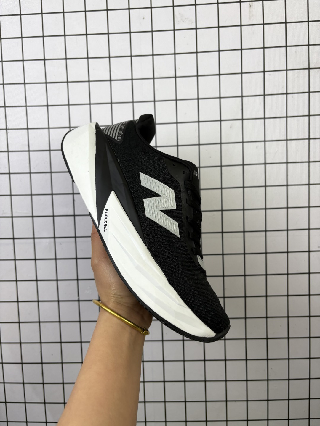 【公司级】新百伦 New Balance NB 男女鞋RC ELITE系列MFCXLK4马拉松专业竞速碳板跑步鞋.搭载全新升级的全脚掌,FuelCell科技中底,其优秀的疾速回弹性能有助于迅速缓解高强度运动带来的压力,舒适脚感体验,轻盈的鞋,身助力都市跑者自在享受,悦跑生活.织物鞋面,舒适到脚尖.细致的耐磨纹路,助力前行. 货号:MFCXLC5 编码:699