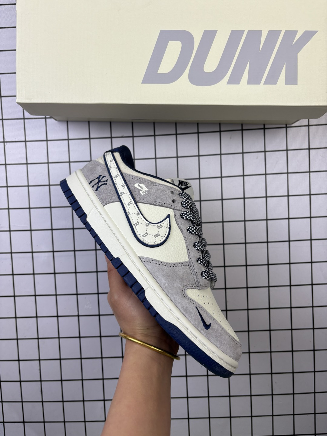 特价 Nike/耐克 男女鞋真标半码制,全新更新数据窄楦翘头版型,采用荔枝纹牛剖革鞋面材质,缜密拉帮中底布,鞋垫嵌EVA缓震物料及背胶,全新窄版翘头耐磨橡胶大底❗️耐克Nike By You SB Dunk Low Retro SP扣篮系列低帮休闲运动滑板板鞋“浅米白红NIKE字母刺绣 DJ2024-116 类型:男女鞋 编码:577