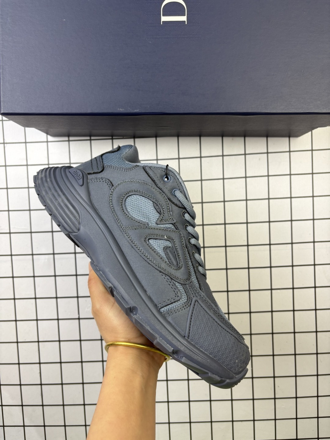 🈴💰160 Dior迪奥B30网眼织物厚底系带休闲低帮运动鞋男女同款老爹鞋 这款 B30 Countdown 低帮运动鞋已成为 Dior 别具一格的经典新品,时尚而富有运动风范。采用煤灰色网眼织物精心制作,搭配黑色、蓝色和迪奥灰科技面料,饰以反光 CD30 标志提升格调,富有美感。鞋舌和鞋跟处饰以银色调 Dior B30 和 CD30 标志。轻盈的纹理效果橡胶鞋底饰以众多特色细节,内部弹力饰带打造理想的舒适穿着体验。可与各式休闲单品搭配,打造精致造型。 尺码:39~46 编码755