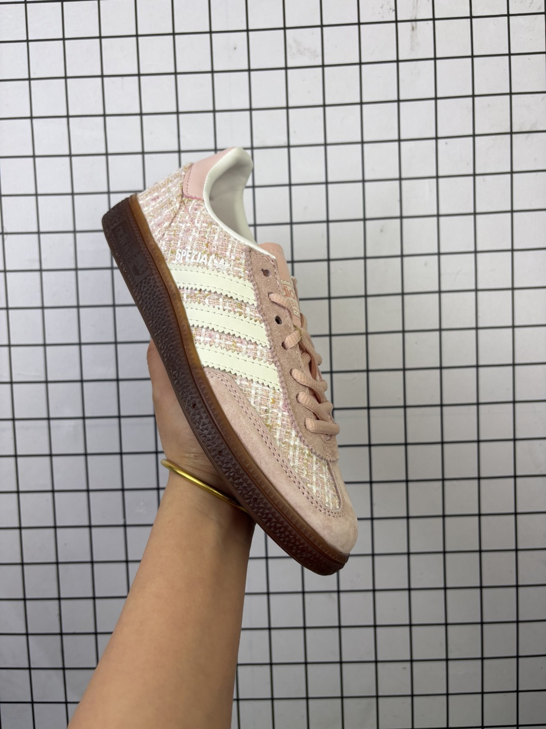 💰90
✅Ad Handball Spezial 复古单品
阿迪达斯经典款复古休闲板鞋 #原厂原档案开发出品 皮料切割干净无任何毛边 鞋型细节完美 超高清洁度
货号：JR4503
尺码：35 36 36.5 37 38 38.5 39 40 40.5 41 
编码762