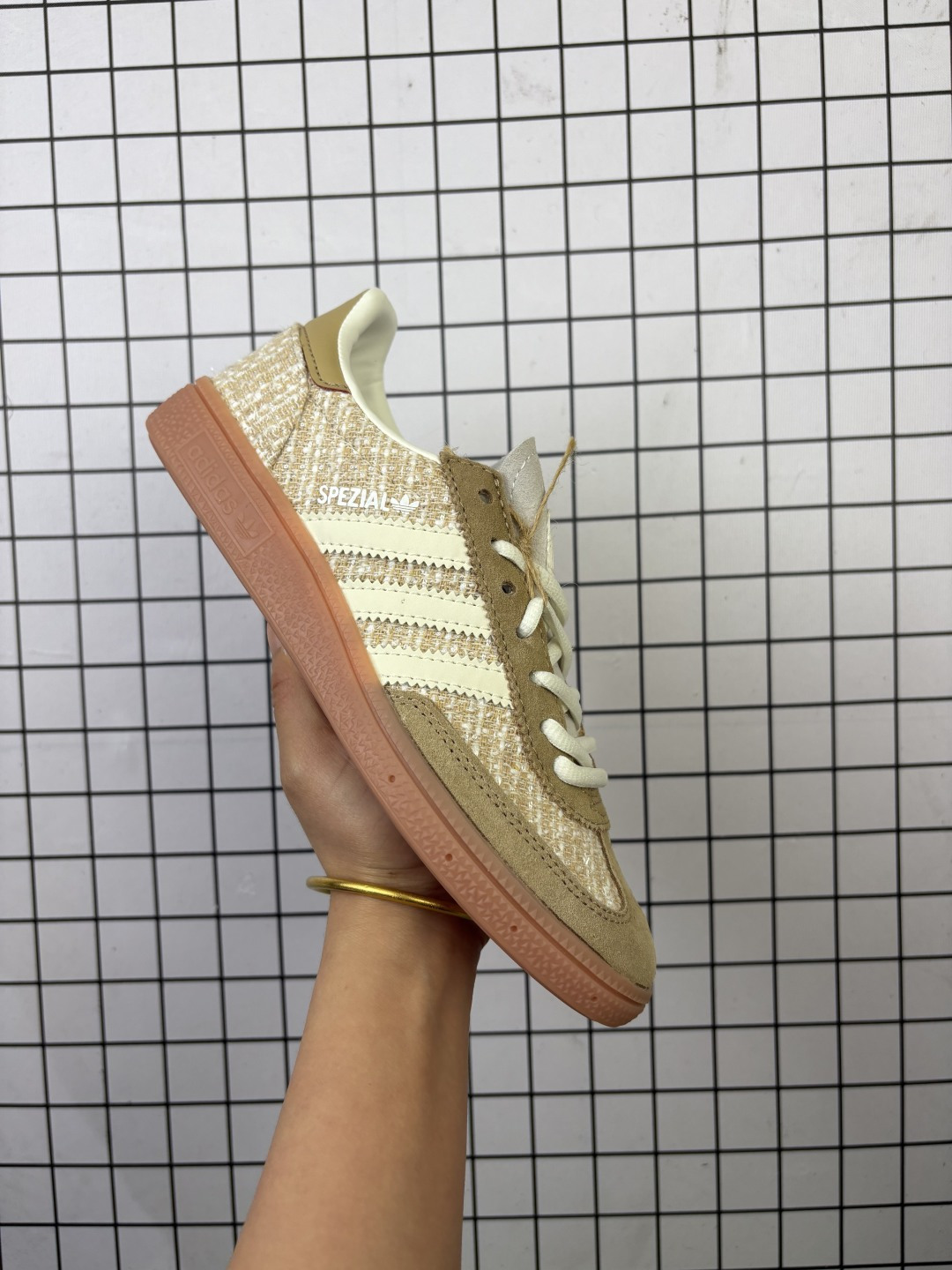 💰90
✅Ad Handball Spezial 复古单品
阿迪达斯经典款复古休闲板鞋 #原厂原档案开发出品 皮料切割干净无任何毛边 鞋型细节完美 超高清洁度
货号：JR4503
尺码：35 36 36.5 37 38 38.5 39 40 40.5 41 
编码762