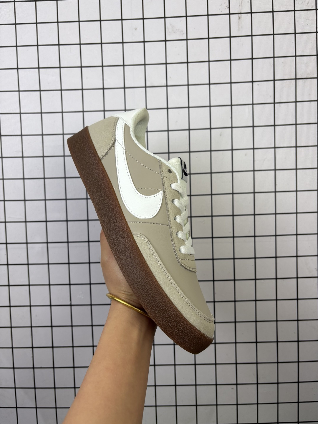 耐克 Killshot 2 Leather 受到OG网球鞋的启发,Killshot 2采用多种纹理皮革打造了鞋面,营造出清新的外观.从柔软的绒面革到具有光泽的光滑皮革,它都具有现代感的球场风格. 货号:FZ5630-001 编码554