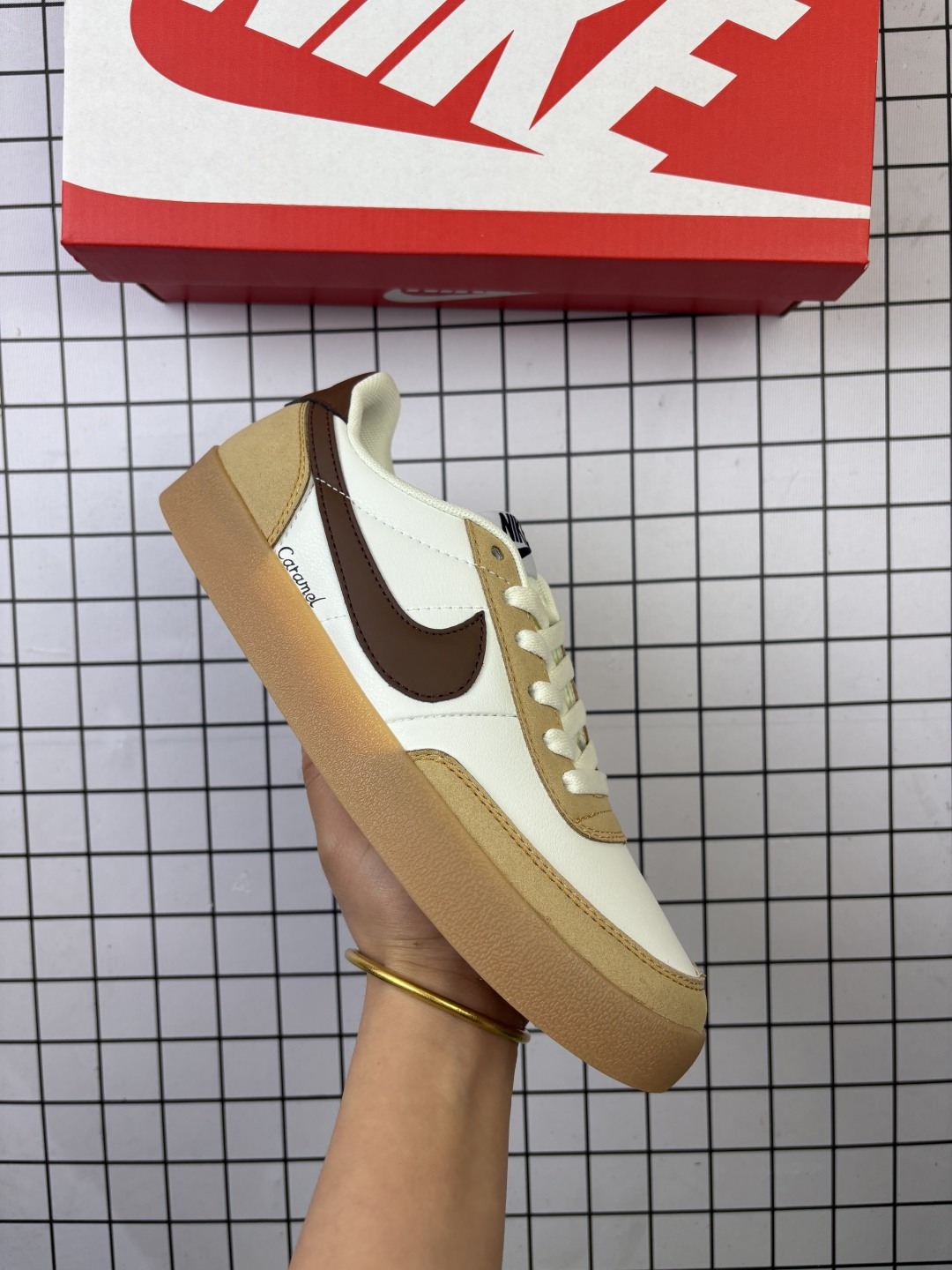 🈴💰70
耐克 Killshot 2 Leather 受到OG网球鞋的启发，Killshot 2采用多种纹理皮革打造了鞋面，营造出清新的外观。从柔软的绒面革到具有光泽的光滑皮革，它都具有现代感的球场风格。 
货号：FZ5630-001
尺码：36 36.5 37.5 38 38.5 39 40 40.5 41 42 42.5 43 44 45编码554