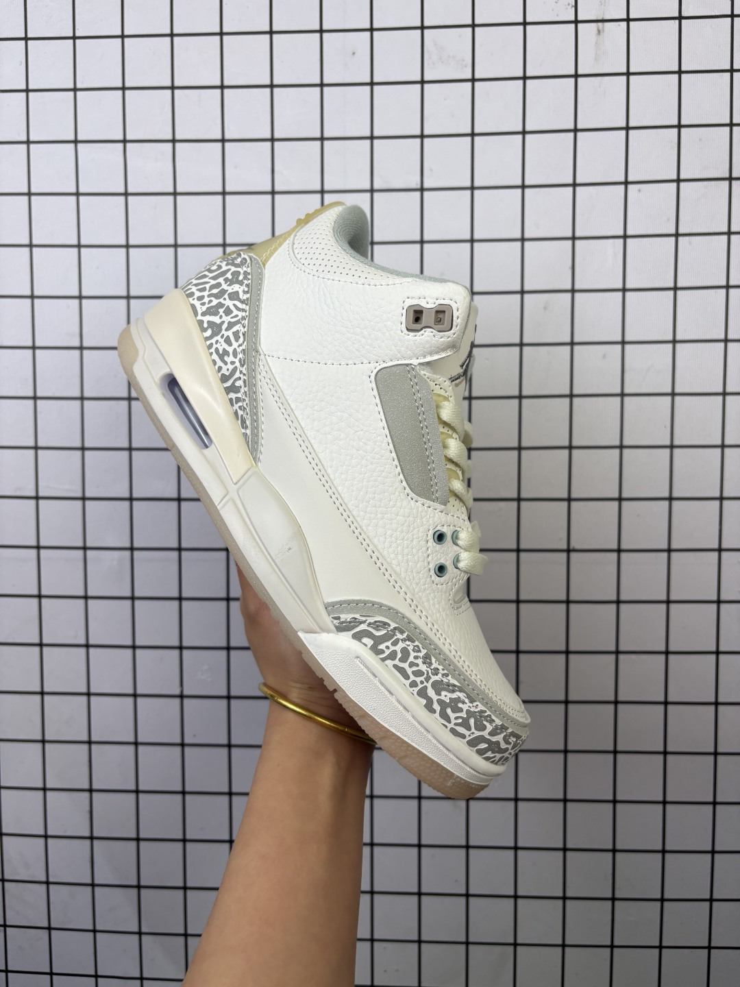 耐克 乔丹 AJ3 耐克 Nike Air Jordan 3 Retro SE 乔3 复刻篮球鞋 乔丹3代 三代 男女子运动鞋 作为 AJ 系列中广受认可的运动鞋之一,搭载与 2029 元年款类似的轻盈可视缓震配置.经典细节和材料,纪念成就不凡的传奇鞋款. 鞋面采用织物、皮革与合成材质组合设计,经久耐穿,营造出众结构化支撑 后跟搭载 Nike Air 缓震配置,缔造轻盈回弹的舒适脚感 橡胶外底提供强劲抓地力,可驾驭多种地面 货号:FJ9479-100 半 编码:554