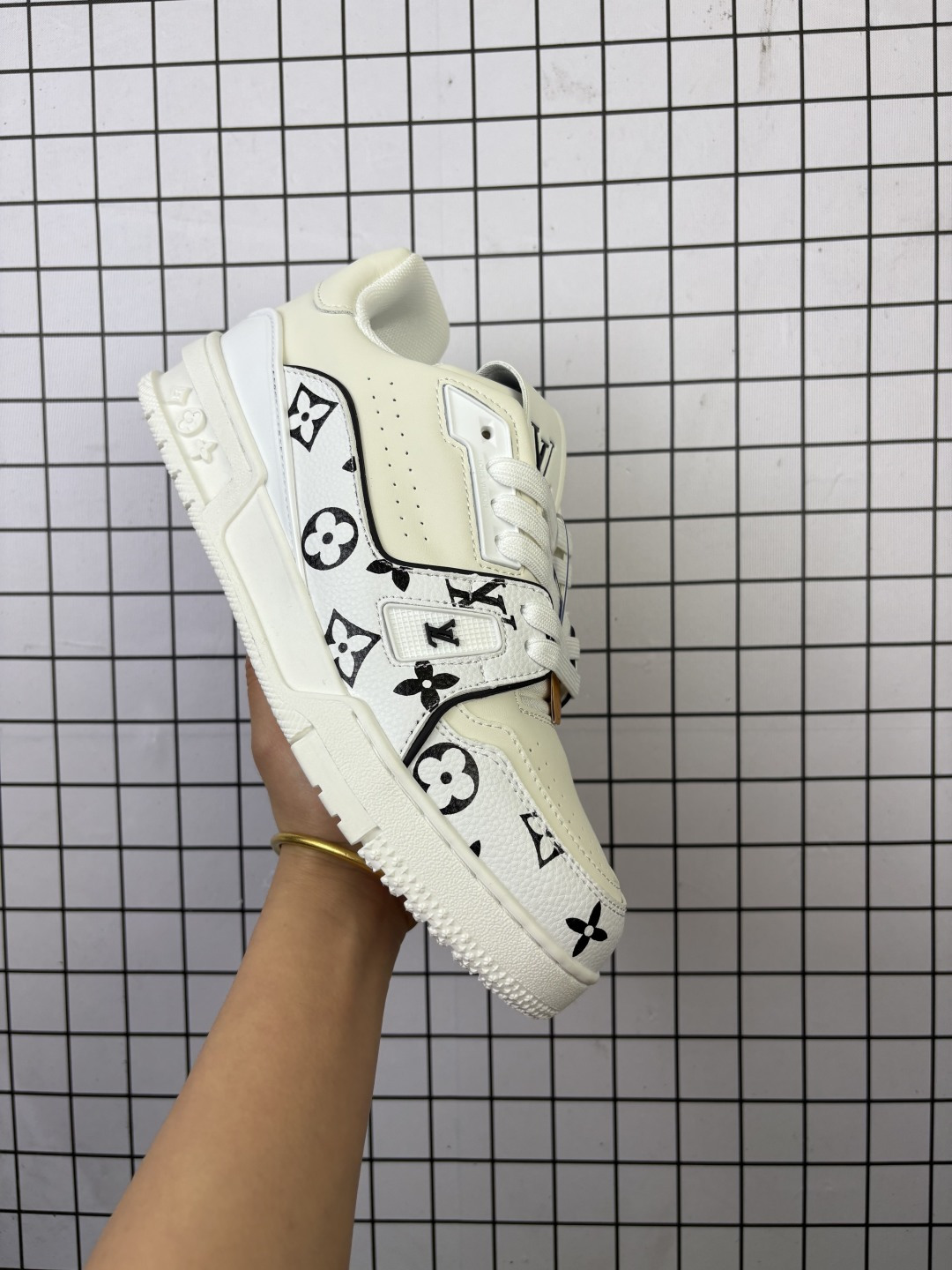 💰160
【公司级】路易威登 Louis Vuitton LV路易威登板鞋 时尚运动鞋潮厚底增高男女鞋。舒适防滑底和百搭性霸屏整个时尚娱乐圈,细节调整完美主义!采用柔软帆布拼接鞋面,独家开模大底, 侧边采用3D打印标志性Logo 尽显贵族时尚气息,配带正品全套包装。全新LV路易威登Louis vuitton Trainer Sneaker Low 休闲运动文化百搭板鞋。
类型:男女鞋
尺码:36-46
编码:788