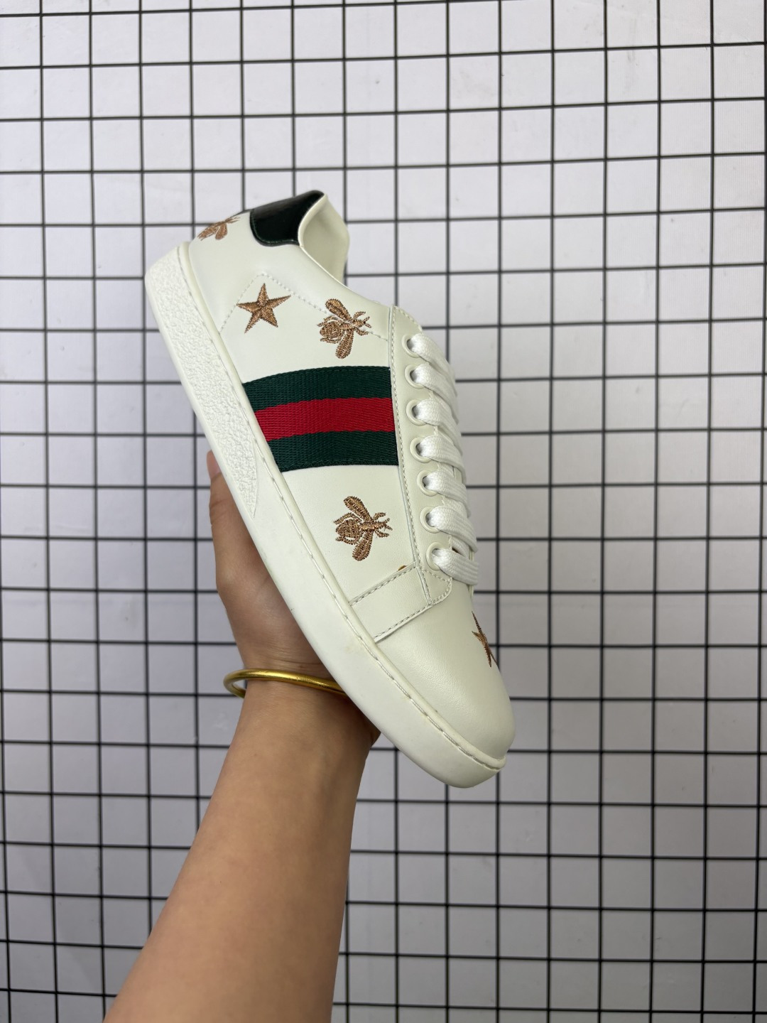 💰120
意大利时装奢饰品牌·古驰Gucci Ace Embroidered Low-Top 拼色刺绣系列经典低帮百搭休闲运动小白板鞋“皮革黑深蓝红小蜜蜂”429446 A38G0 1284
尺码：35 36 37 38 39 40 41 42 43 44 
Ace系列低帮运动鞋采用皮革打造，织带上配以Gucci金色蜜蜂刺绣。
黑色皮革，配以蓝色和红色织带，以及金线蜜蜂刺绣一只鞋后部装饰红色水蛇皮细节，另一只后部配以蓝色水蛇皮细节 橡胶鞋底
编码698
35-44