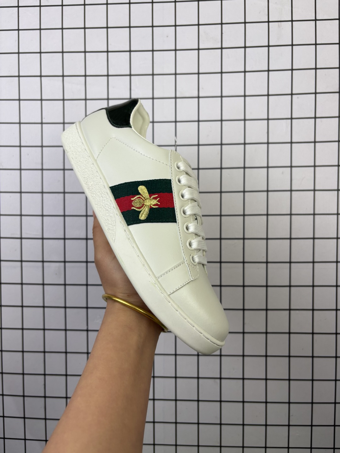 💰120
意大利时装奢饰品牌·古驰Gucci Ace Embroidered Low-Top 拼色刺绣系列经典低帮百搭休闲运动小白板鞋“皮革黑深蓝红小蜜蜂”429446 A38G0 1284
尺码：35 36 37 38 39 40 41 42 43 44 
Ace系列低帮运动鞋采用皮革打造，织带上配以Gucci金色蜜蜂刺绣。
黑色皮革，配以蓝色和红色织带，以及金线蜜蜂刺绣一只鞋后部装饰红色水蛇皮细节，另一只后部配以蓝色水蛇皮细节 橡胶鞋底
编码698
35-44