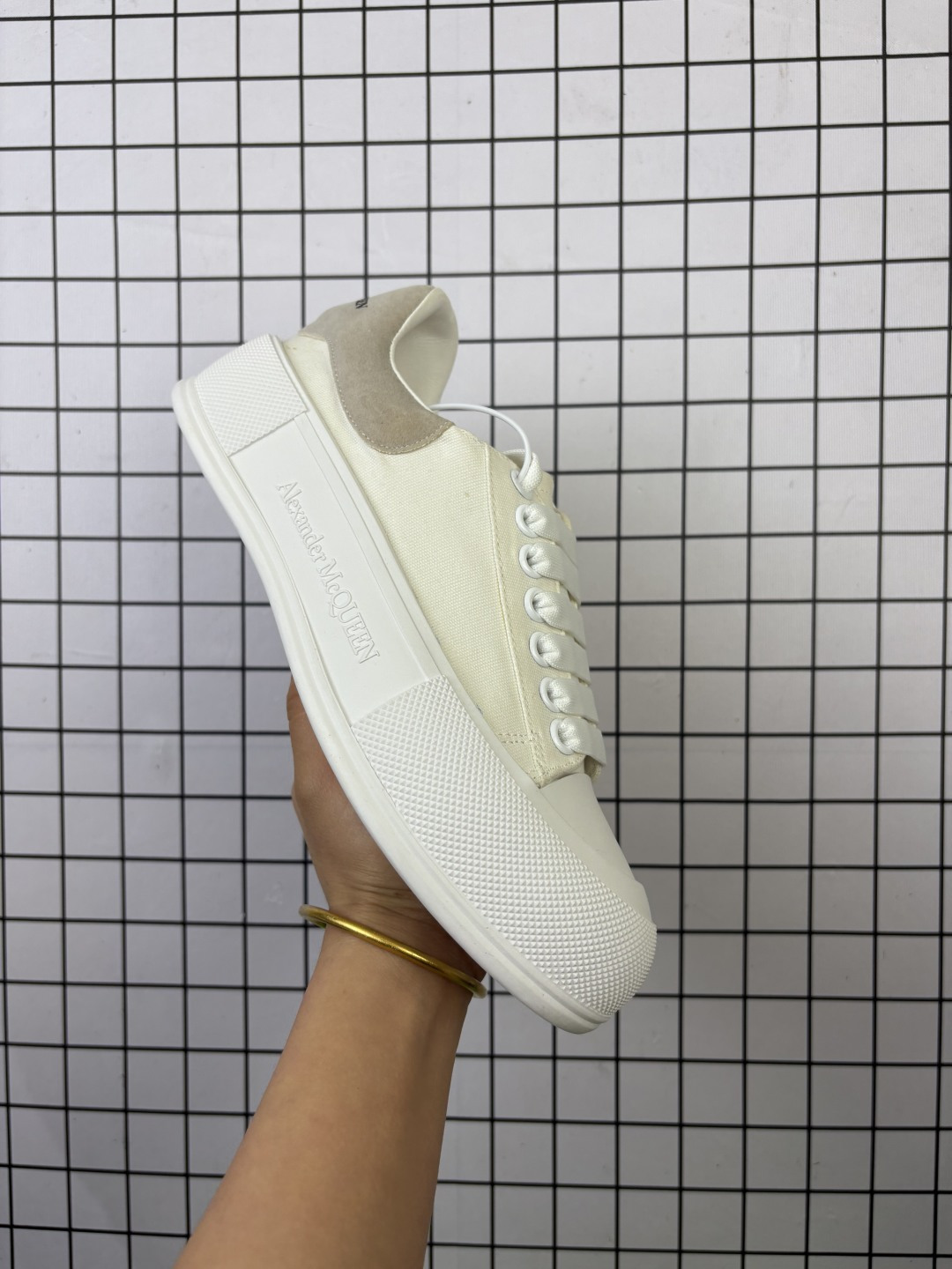 💰135 高品质:麦昆帆布鞋Alexander McQueen新色厚底帆布鞋!值得入手的长腿神器❗上脚效果不要太好,从视觉都拉长了腿部线条比例,总之轻巧,显高显瘦显腿长, 码数:35-44 编码698
