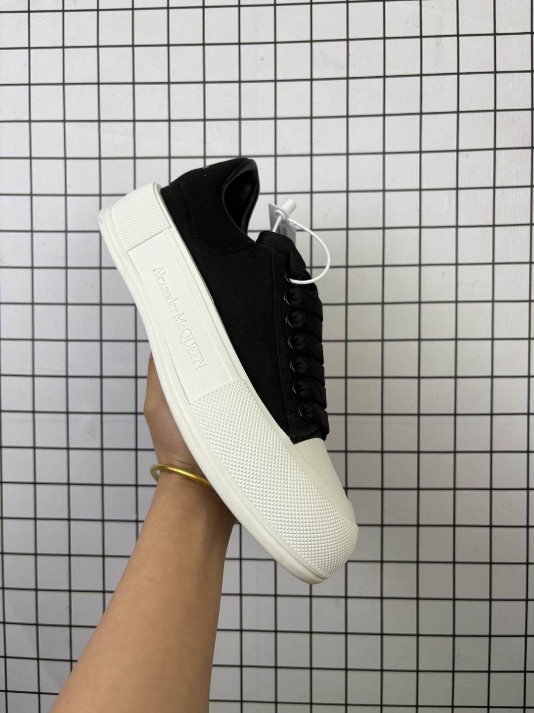 💰135 高品质:麦昆帆布鞋Alexander McQueen新色厚底帆布鞋!值得入手的长腿神器❗上脚效果不要太好,从视觉都拉长了腿部线条比例,总之轻巧,显高显瘦显腿长, 码数:35-44 编码698