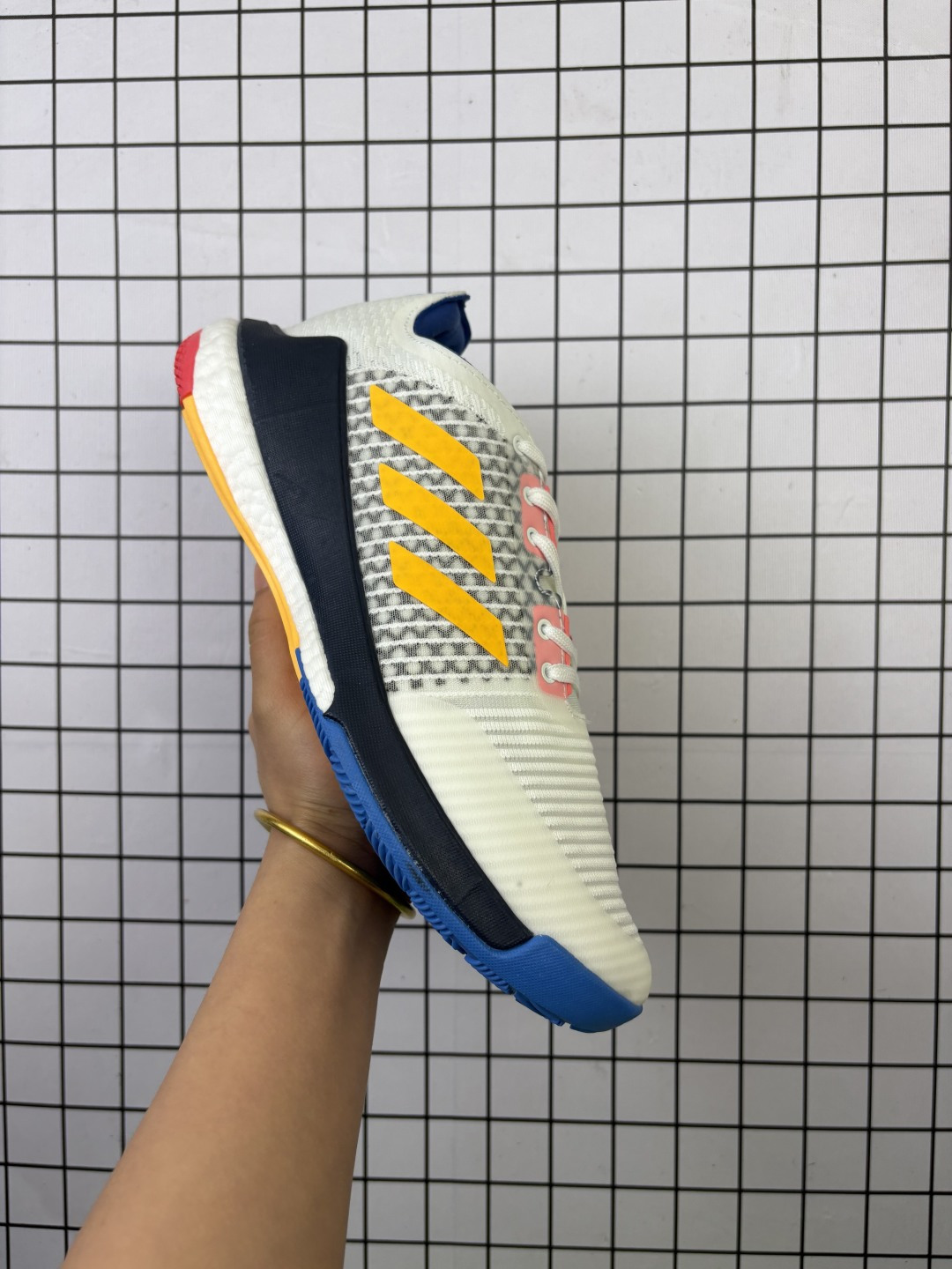 💰140
✅ADIDAS CRAZYFLIGHT MID 运动鞋
记忆回弹BOOST真爆大底 运动排球鞋
这款专注于跳跃的阿迪达斯Crazyflight排球鞋
他们的足部拥抱网眼鞋面采用中部剪裁和TPU加固中足部
BOOST 中底位于稳定的 EVA 框架内为优雅着陆提供缓冲
减震防滑 针织网面设计
鞋底采用真爆颗粒 三层组合大底 舒适透气
官方货号: HP33372229
尺码:36 36.5 37.5 38 38.5 39 40 40.5 41 42 42.5 43 44 44.5 45
编码103