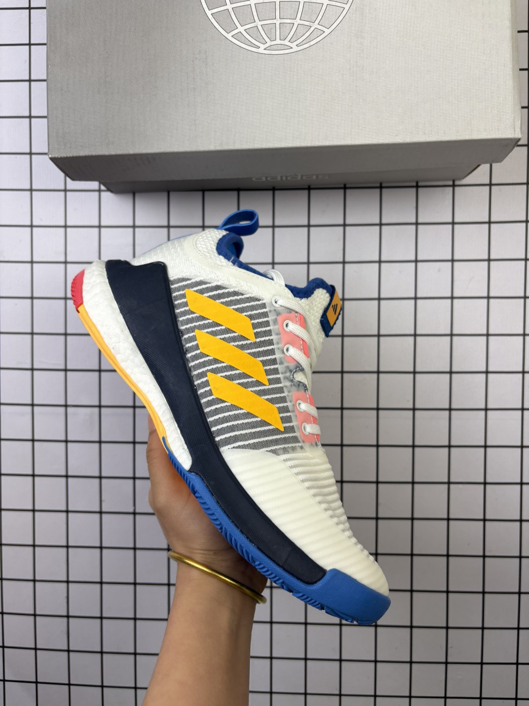 🈴💰150
✅ADIDAS CRAZYFLIGHT MID 运动鞋
记忆回弹BOOST真爆大底 运动排球鞋
这款专注于跳跃的阿迪达斯Crazyflight排球鞋
他们的足部拥抱网眼鞋面采用中部剪裁和TPU加固中足部
BOOST 中底位于稳定的 EVA 框架内为优雅着陆提供缓冲
减震防滑 针织网面设计
鞋底采用真爆颗粒 三层组合大底 舒适透气
官方货号: HP33372229
尺码:36 36.5 37.5 38 38.5 39 40 40.5 41 42 42.5 43 44 44.5 45
编码103