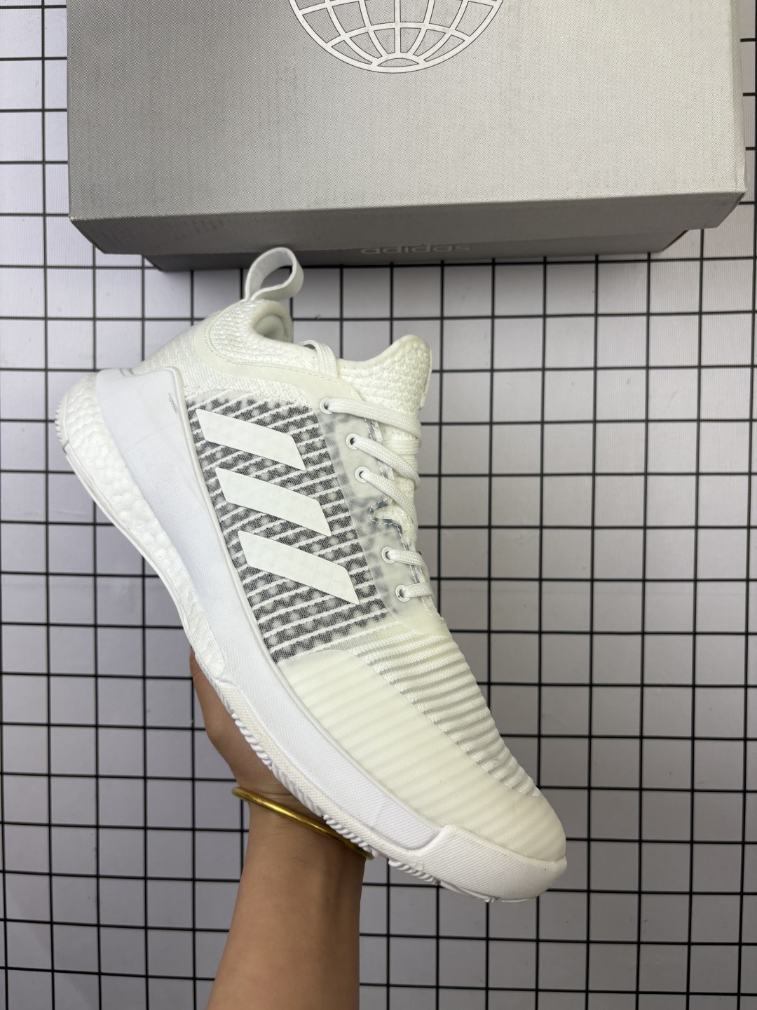 🈴💰150
✅ADIDAS CRAZYFLIGHT MID 运动鞋
记忆回弹BOOST真爆大底 运动排球鞋
这款专注于跳跃的阿迪达斯Crazyflight排球鞋
他们的足部拥抱网眼鞋面采用中部剪裁和TPU加固中足部
BOOST 中底位于稳定的 EVA 框架内为优雅着陆提供缓冲
减震防滑 针织网面设计
鞋底采用真爆颗粒 三层组合大底 舒适透气
官方货号: HP33372229
尺码:36 36.5 37.5 38 38.5 39 40 40.5 41 42 42.5 43 44 44.5 45
编码103