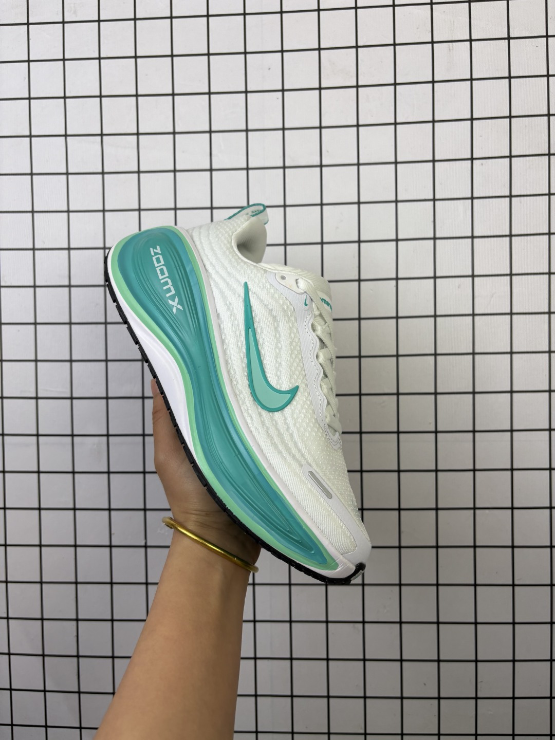 💰120
耐克Nike Vomero Plus 反转Swoosh｜跑鞋圈新王！厚底增高运动跑步鞋 时尚老爹鞋 这双Vomero Plus真的太绝了！反转Swoosh设计超有个性，缓震像踩云一样舒服，性价比吊打HOKA，跑渣必备啊！该鞋款采用创新设计，致敬Nike Run Club标志，并拥有升级的缓震科技，如ZoomX全大底和加厚后跟。中性色美学和3M反光条设计使其适合夜跑。此外，鞋垫内藏马拉松赛道图，鞋舌透气孔排成NRC字样，是耐克首次在跑鞋上使用反向Swoosh。市场预期该鞋款将成为年度断货王，与HOKA等品牌竞争。

货号:  HV8154
尺码:  36-45含半码
编码: 57