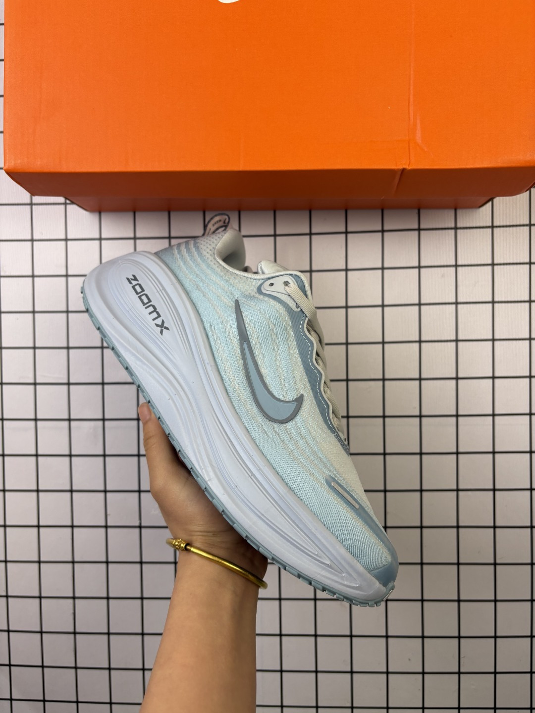 🈴💰120
耐克Nike Vomero Plus 反转Swoosh｜跑鞋圈新王！厚底增高运动跑步鞋 时尚老爹鞋 这双Vomero Plus真的太绝了！反转Swoosh设计超有个性，缓震像踩云一样舒服，性价比吊打HOKA，跑渣必备啊！该鞋款采用创新设计，致敬Nike Run Club标志，并拥有升级的缓震科技，如ZoomX全大底和加厚后跟。中性色美学和3M反光条设计使其适合夜跑。此外，鞋垫内藏马拉松赛道图，鞋舌透气孔排成NRC字样，是耐克首次在跑鞋上使用反向Swoosh。市场预期该鞋款将成为年度断货王，与HOKA等品牌竞争。

货号:  HV8154
尺码:  36-45含半码
编码: 57