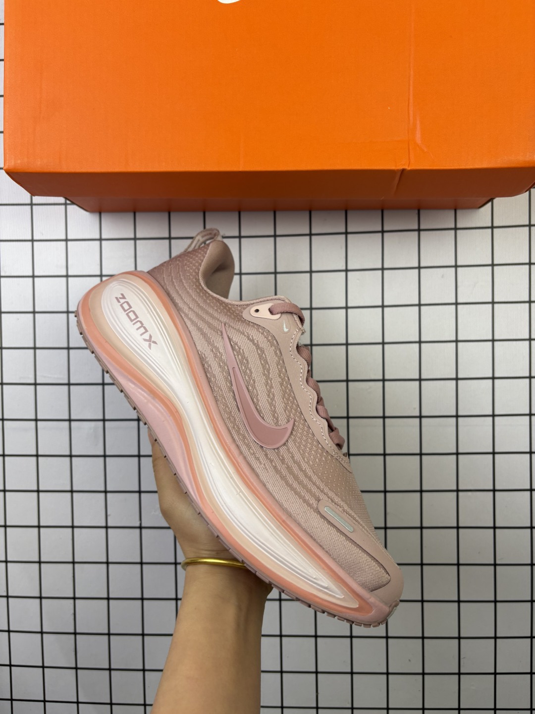 🈴💰120
耐克Nike Vomero Plus 反转Swoosh｜跑鞋圈新王！厚底增高运动跑步鞋 时尚老爹鞋 这双Vomero Plus真的太绝了！反转Swoosh设计超有个性，缓震像踩云一样舒服，性价比吊打HOKA，跑渣必备啊！该鞋款采用创新设计，致敬Nike Run Club标志，并拥有升级的缓震科技，如ZoomX全大底和加厚后跟。中性色美学和3M反光条设计使其适合夜跑。此外，鞋垫内藏马拉松赛道图，鞋舌透气孔排成NRC字样，是耐克首次在跑鞋上使用反向Swoosh。市场预期该鞋款将成为年度断货王，与HOKA等品牌竞争。

货号:  HV8154
尺码:  36-45含半码
编码: 57