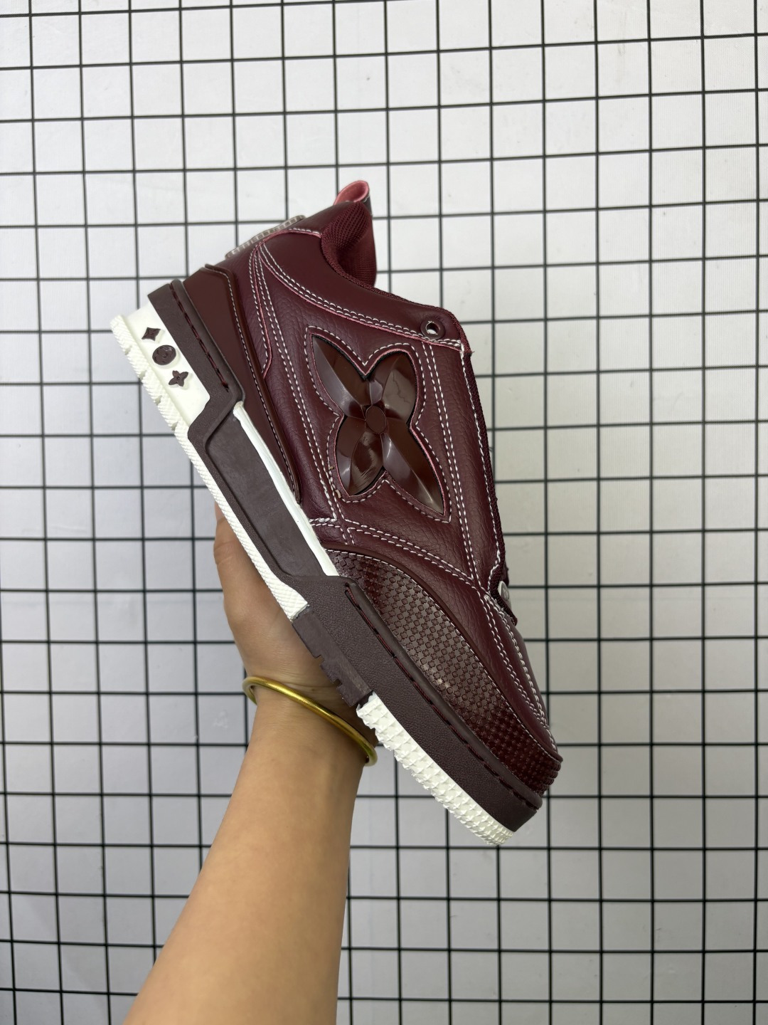 💰125
LV Skate Sneaker 路易威登 2025年新款运动板鞋 蛇年限定 春夏秀场初次亮相,此次以粒面牛皮革焕新呈现。加垫鞋领和鞋舌援引滑板鞋设计,科技鞋带和橡胶外底完善整体。粒面牛皮革拼接鞋面,橡胶外底,鞋舌和鞋底 后部饰有 LV 标识。
尺码:40-45
编码小X