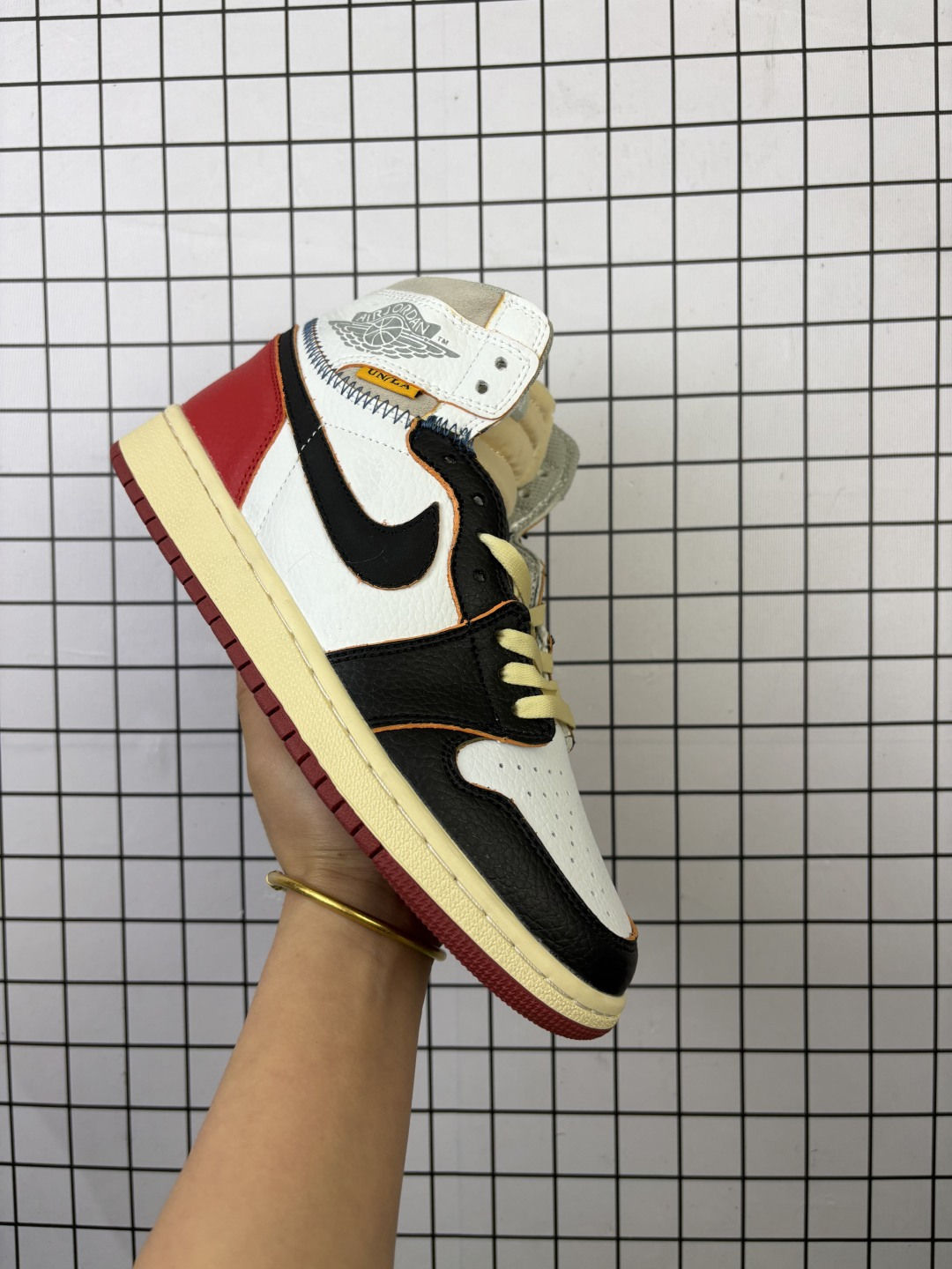 Union x Air Jordan 1 Retro High OG NRG 高帮 联名黑白红 AJ1 乔丹1代 aj1 乔1 高邦 黑脚趾拼接 乔丹篮球鞋系列 这双AJ1是Jordan Brand与知名潮流店铺Union LA联手打造的配色,配色方面以经典黑脚趾Air Jordan 1为蓝本,细节Union则采用多重物料混搭做旧而成,与近年来大热的OFF-WHITE x Nike的解构理念如出一辙. 未处理的原始皮革边缘以及鞋身与鞋帮拼接处的缝线外露设计精致细腻,鞋带处换成双色拼接鞋带,满满的复古风既视感.鞋身两侧Swoosh Logo采用黑色点缀,鞋领处使用灰色Wings LLogo,鞋帮处印有Unionk LA缩写(UN / LA) 的标签,鞋垫内部以及鞋盒更是采用特殊设计,彰显联名身份. 货号:BV1300-106 编码093
