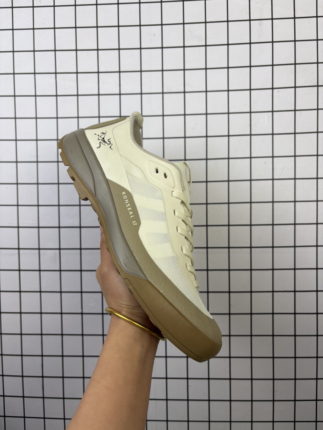 💰130
公司级!Arcteryx KONSEAL LT W 始祖鸟 户外运动跑步鞋
此款鞋采用近几年比较流行的版型设计,外观时尚大气,鞋底采用耐磨的材质,穿上它,让您在平时生活和工作中都会感觉到舒适的体验
编码093
39-45