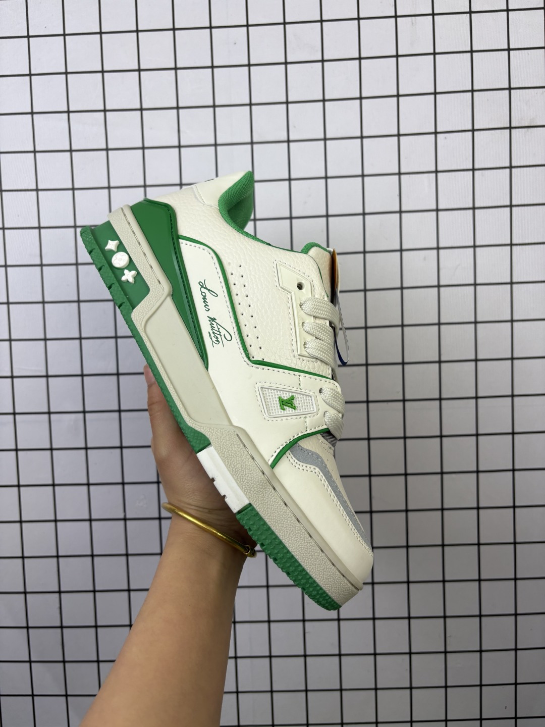 💰110
L8版市面最高性价比版本💯头层皮 品质过硬底气十足
驴家LV Trainer 原版完美楦型  品控胜过市面百分之95
欢迎大家拿去与市面高于几十元的版本相互对比。
【L8版采用于官网一致TPU大底纯原色料打造的组合鞋底永不掉漆】“区别于市面上”【某些小作坊为省工料成本使用的一体描漆大底上脚两天就会掉漆】
独家底磨 开发费5w+ 质感媲美原版 密集度超高 区别于同行色泽质感 意大利进口头层一刀切小牛皮 皮料厚实度韧性高于市面
垫脚聚米微料加透气英伦网布 都是按正品一比一打造开发 不偷半点料 不掺半点假 
细节原版一致 可对比 全包套原版包装配件 目前市面一梯队级别
⚠市场太杂请注意混卖版本 可区别材料 版型 质感 包装配件 一切肉眼可见的细节。
尺码男女鞋35 36 37 38 39 40 41 42 43 44 45 46
编码758