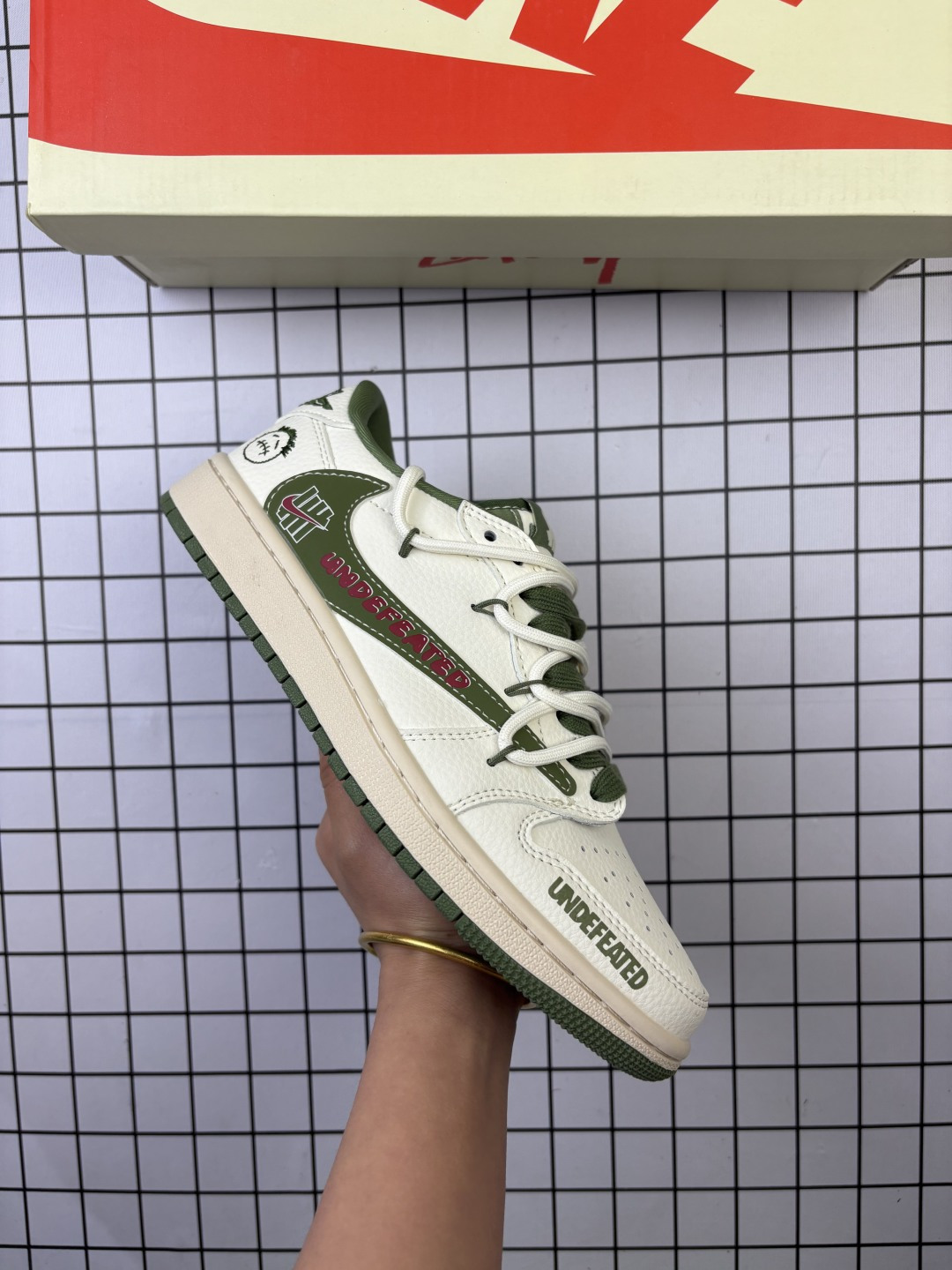 乔丹Air Jordan 1 Low AJ1乔1联名款倒勾低帮休闲复古文化运动板鞋 货号:DM9288 011 完美品质出货 细节如图所示 鞋面切割工整 冲孔整齐干净 中底拉帮线 整体清洁度非常好· 编码577