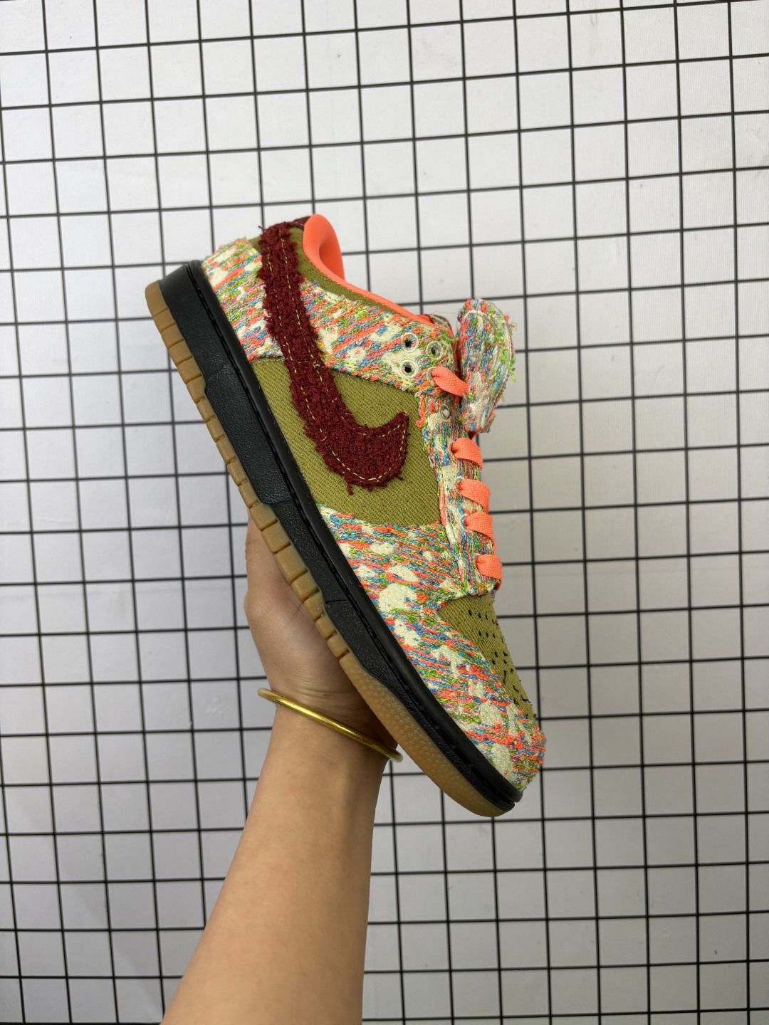 💰140
耐克 Nike Sb Dunk Low Pro 男女同款运动鞋复古板鞋,尽情迈步,彰显个性风采。采用柔软皮革鞋面,经久耐穿,塑就如元年款 Dunk 般的复古质感。鞋头透气孔,搭配鞋口和鞋舌形状,忠实沿袭元年款经典外观。全掌型橡胶外底,造就非凡抓地力。Dunk 起初专为篮球运动打造,于 80 年代末成为滑板界新宠,现已跃升成为街头时尚标杆。加垫低帮鞋口结合耐穿外底,助你自信舞动。
货号:IB2263
码数:36 36.5 37.5 38 38.5 39 40 40.5 41 42 42.5 43 44 45 46
编码707