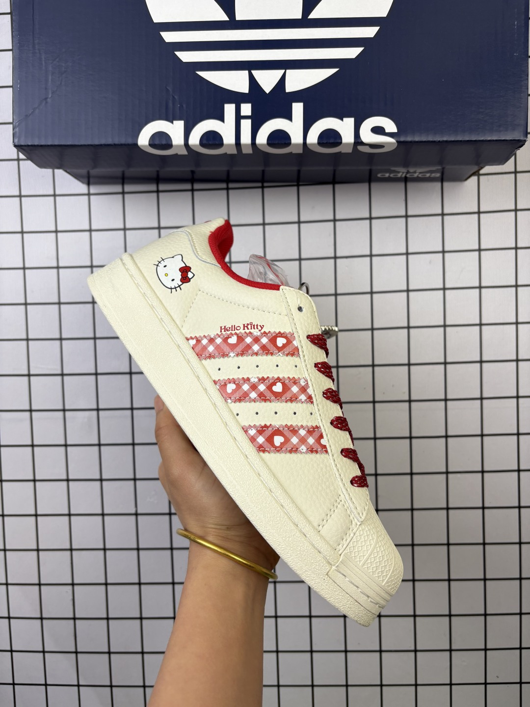 高端定制adidas Superstar 斯图西联名-白蓝 延续 Adidas 标志性贝壳头,以米白为主调的鞋身,宛如复古画报的底色,质感皮质细腻又挺括,复刻着半个世纪前的经典廓形.三道杠缀满蓝白涂鸦纹理,是 Stüssy 标志性的艺术表达;鞋舌、后跟的深海蓝撞色,像街头潮人随性搭的配饰,还有专属金属三叶草挂饰 高端定制 低帮休闲板鞋 定制鞋盒 大厂纯原品质出货 超高清洁度 皮料切割干净无任何毛边 细节完美 货号:XG0009 编码清楚F