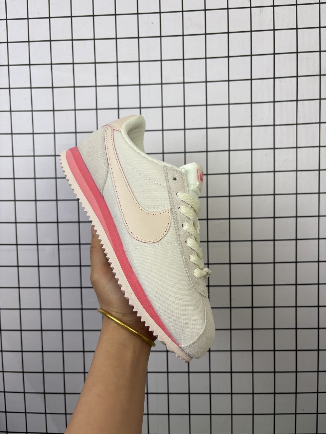 💰95
Nike Classic Cortez Nylon 耐克阿甘鞋男女子运动鞋。秉承元年款经典风格，糅合防水鞋面设计，令双足保持干爽舒适。防水锦纶鞋面强势抵御风雨侵袭，缔造轻盈防护效果，传统鞋带系统和覆面设计增强贴合感，提升耐久性，彰显经典风格。低帮剪裁打造舒适脚感，提升运动自由度，EVA 泡棉中底轻盈缓震。纯色橡胶外底搭配人字形底纹，缔造出色耐久性和多向抓地力。

类型:  男女鞋
货号：HF6410
码数：36-41含半码
编码103