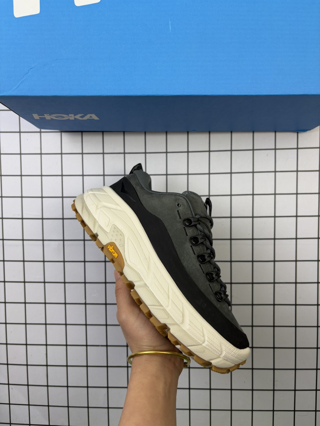 🈴💰180
HOKA U TOR SUMMIT TP 轻盈跑鞋
这个品牌来自于新西兰的毛利语,HOKA表示大地,ONE ONE表示飞越,连起来就是飞越地平线,ONE ONE不是读作“万万”,正确读法是“欧尼欧”。 HOKA在超厚中底方面的积累,让它跑在了其他厂商的前面,推出的跑鞋以缓震和轻量的优势,得到众多跑者的青睐 !Size:36~46
编码688