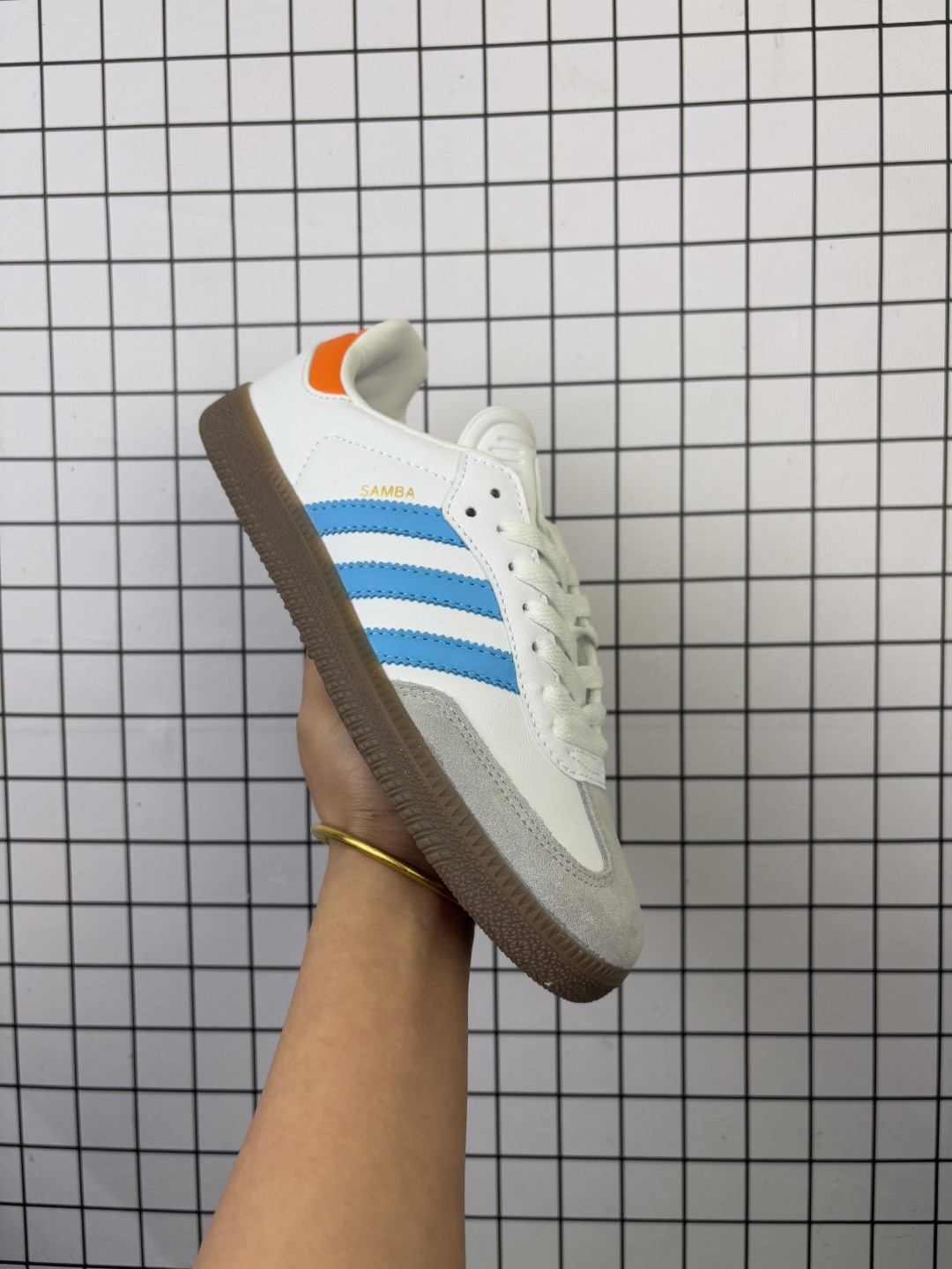 💰90
✅阿迪达斯 德训鞋 ADIDAS ORIGINALS SAMBA OG SHOES 经典运动鞋小白鞋「T头鞋」 彰显休闲摩登风情的时尚经典鞋。它诞生于50年代的足球场,随后走向街头和秀场。adidas Samba自成一格,堪称时尚标杆。这款Samba OG经典鞋,采用皮革鞋面,搭配橡胶外底,舒适休闲。含锯齿三条纹和别致T形鞋头,致敬Samba的传统设计。缀低调烫金细节,更添型格。忠于本源,热爱不老。• 常规版型• 系带设计• 皮革鞋面• 织物衬里• 橡胶外底。
类型:男女鞋
货号:IH8160
尺码:36-45含半码
编码698