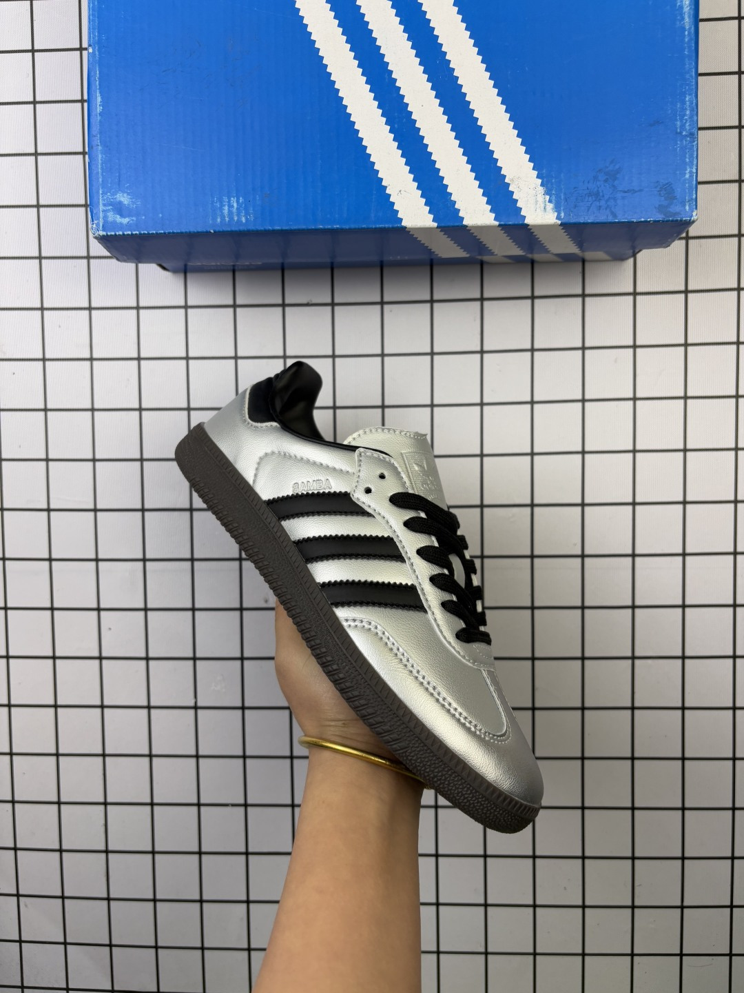 阿迪达斯 德训鞋 ADIDAS ORIGINALS SAMBA OG SHOES 经典运动鞋小白鞋「T头鞋」 彰显休闲摩登风情的时尚经典鞋.它诞生于50年代的足球场,随后走向街头和秀场.adidas Samba自成一格,堪称时尚标杆.这款Samba OG经典鞋,采用皮革鞋面,搭配橡胶外底,舒适休闲.含锯齿三条纹和别致T形鞋头,致敬Samba的传统设计.缀低调烫金细节,更添型格.忠于本源,热爱不老.• 常规版型• 系带设计• 皮革鞋面• 织物衬里• 橡胶外底. 类型:男女鞋 货号:IH8160 含半码 编码698