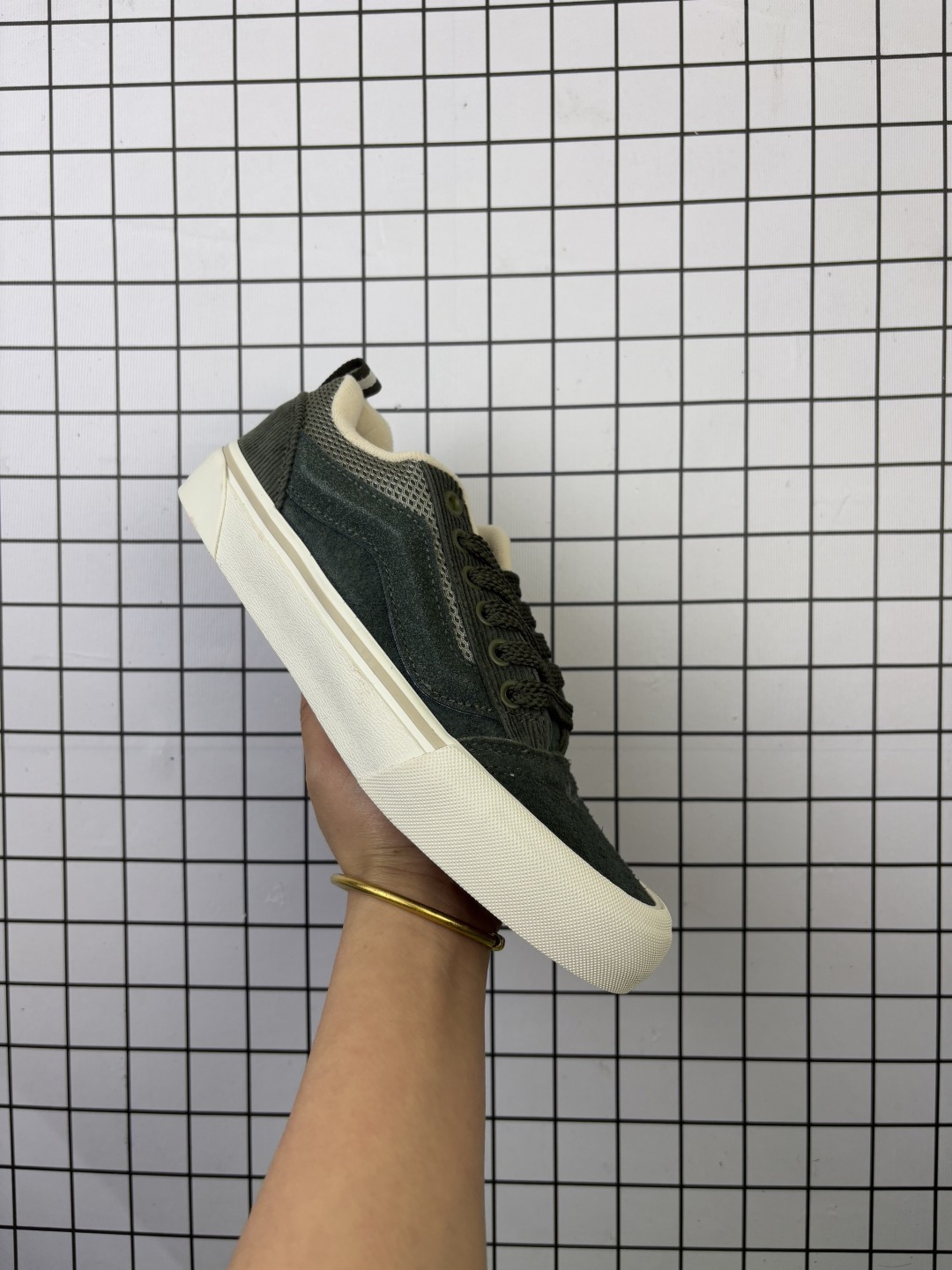 💰70 
万斯Vans Classics Knu Skool 面包鞋
范斯官方 肥胖版 面包鞋
Imran Potato与Vans联名超火的土豆鞋，复古经典，鞋头放大、包边上移加厚、鞋舌加厚。Vans Classics 经典支线土豆鞋 Knu Skool 是完美的平替版，是大众争相追捧的 “面包鞋”
工艺：硫化1:1（重量1:1、真标、原钢印、材质标、鞋型标、合格证） Size:35～44
编码648