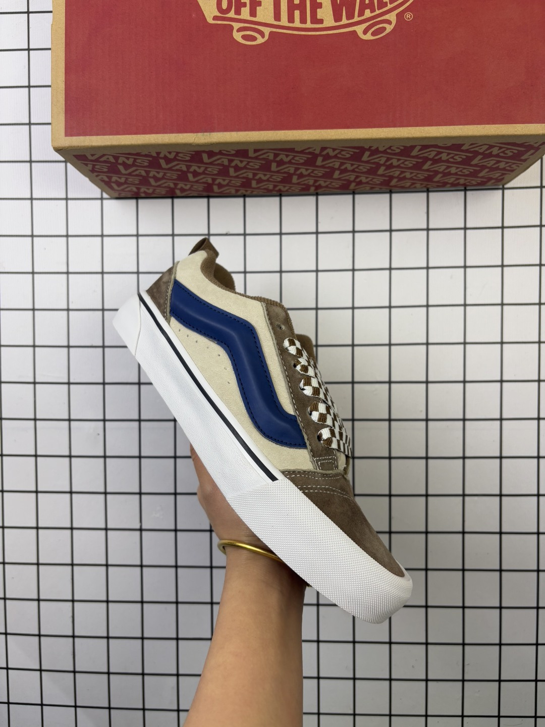 🈴💰70 
万斯Vans Classics Knu Skool 面包鞋
范斯官方 肥胖版 面包鞋
Imran Potato与Vans联名超火的土豆鞋，复古经典，鞋头放大、包边上移加厚、鞋舌加厚。Vans Classics 经典支线土豆鞋 Knu Skool 是完美的平替版，是大众争相追捧的 “面包鞋”
工艺：硫化1:1（重量1:1、真标、原钢印、材质标、鞋型标、合格证） Size:35～44
编码648