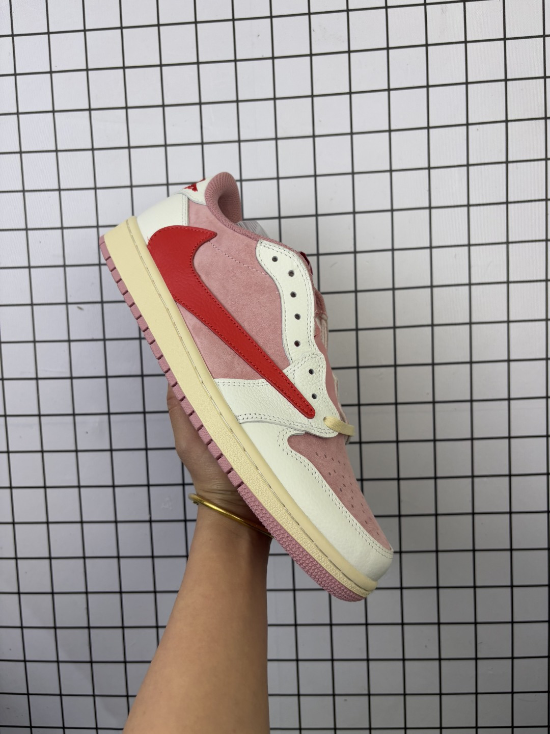 💰170
公司级✅Nike Air Jordan 1 x Travis Scott AJ1倒勾 乔一倒钩 耐克 低帮文化篮球鞋
完美品质出货 细节如图所示 鞋面切割工整 冲孔整齐干净 中底拉帮线 整体清洁度非常好
货号:DM7866-100
尺码:36 36.5 37.5 38 38.5 39 40 40.5 41 42 42.5 43 44 45 46 47
编码757