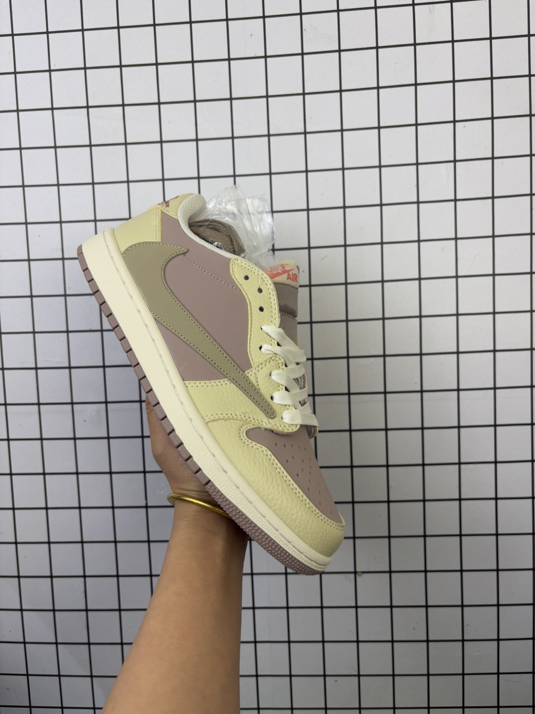 💰160
公司级✅Nike Air Jordan 1 x Travis Scott AJ1倒勾 乔一倒钩 耐克 低帮文化篮球鞋
完美品质出货 细节如图所示 鞋面切割工整 冲孔整齐干净 中底拉帮线 整体清洁度非常好
货号:DM7866-492
尺码:36-45
编码688