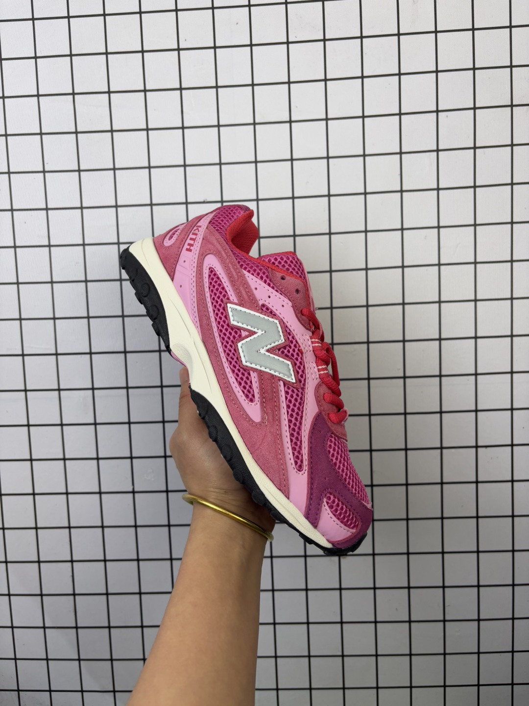 【公司级】新百伦 2025年新款 New Balance 204L 2025年夏季登场:复古薄底鞋重塑都市运动美学时尚运动跑步鞋,以复古薄底设计与室内足球鞋灵感,打造兼具轻量化通勤与潮流穿搭的多功能鞋款.采用麂皮与网眼拼接鞋面,搭配大地色系或静奢浅褐配色,呈现复古与现代的平衡.薄底优化:中底采用超薄EVA缓震,结合颗粒状外底纹路,确保贴地感与灵活性,同时视觉上拉长腿部线条.细节升级:鞋侧反光大“N”字Logo与204L后跟标识增强辨识度,部分版本融入KITH联名银灰网眼材质,提升层次感. 含半码 编码230