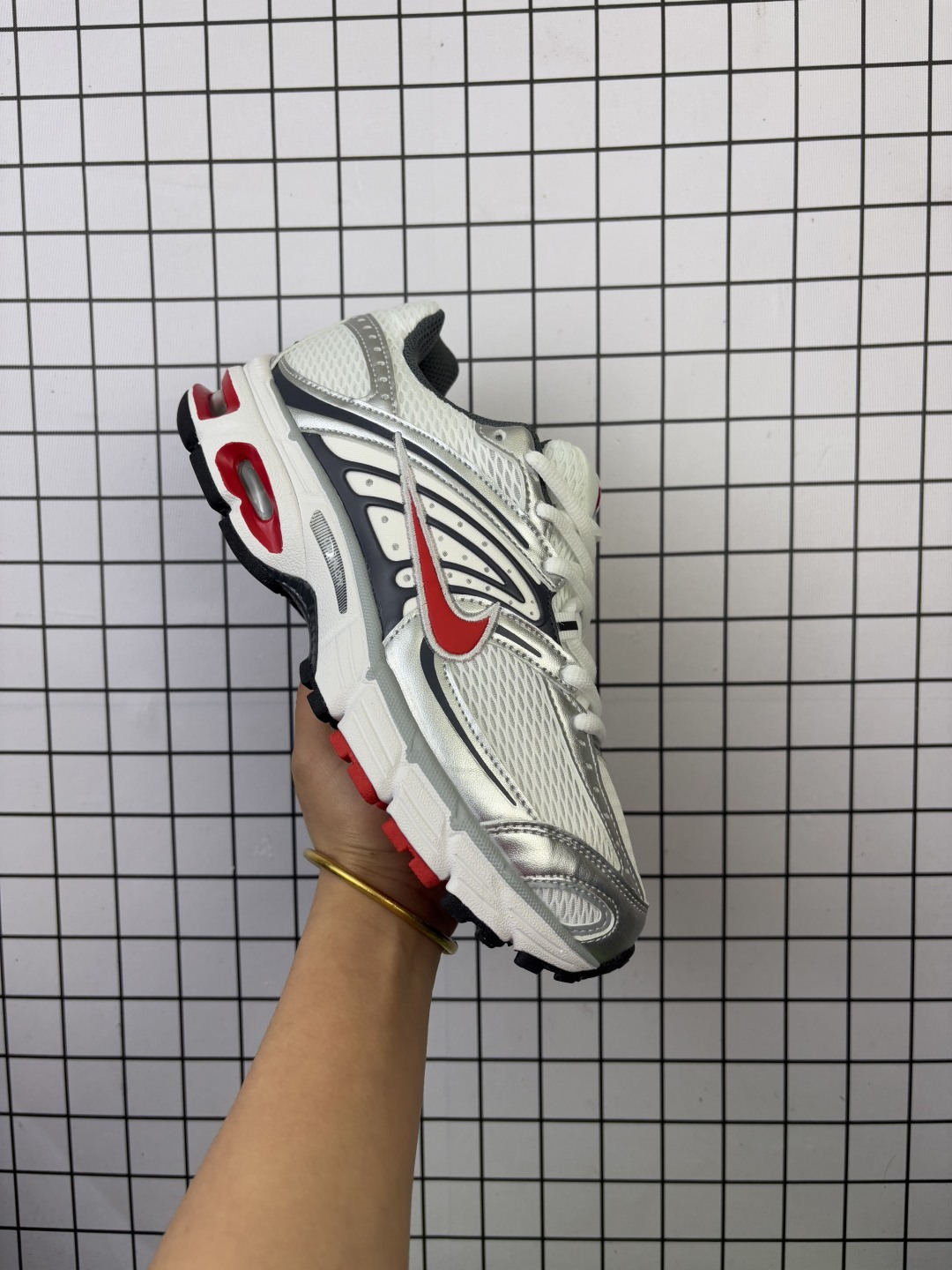 💰120
Nike/耐克 男女鞋真标半码制,原楦原档案开发版型,采用固色猪巴革组合复合海绵布鞋面材质,独立开发一次发泡EVA中底,轻盈泡棉缓震,外置耐磨橡胶大底❗️人气火爆,复古感老爹鞋新选择❗️耐克Nike M2K Tekno系列低帮复古潮流百搭旅游老爹风休闲运动鞋 HQ2056-101
类型:男女鞋
码数:36 37 38 39 40 41 42 43 44 45
编码:688