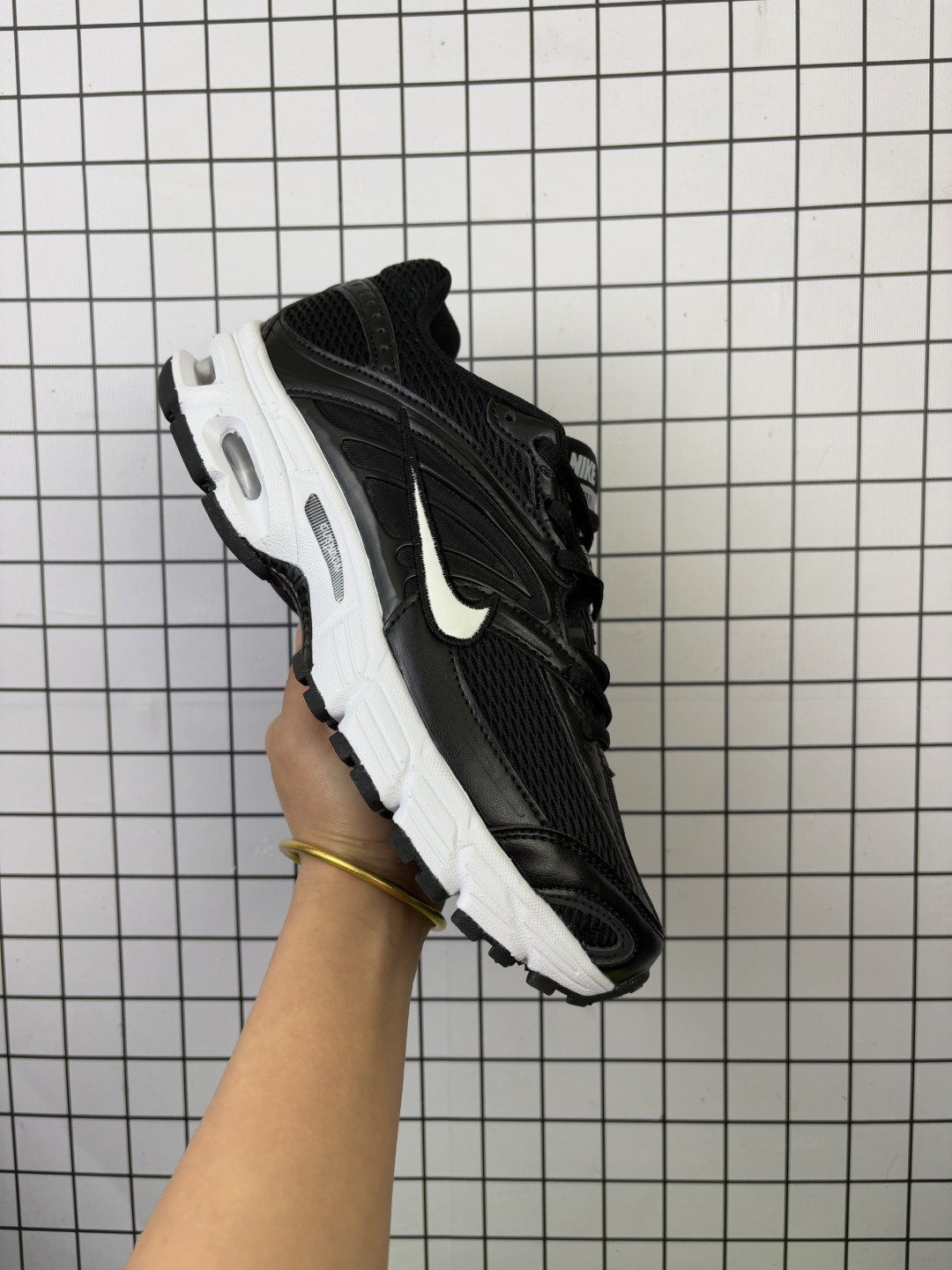 💰120
Nike/耐克 男女鞋真标半码制,原楦原档案开发版型,采用固色猪巴革组合复合海绵布鞋面材质,独立开发一次发泡EVA中底,轻盈泡棉缓震,外置耐磨橡胶大底❗️人气火爆,复古感老爹鞋新选择❗️耐克Nike M2K Tekno系列低帮复古潮流百搭旅游老爹风休闲运动鞋 HQ2056-101
类型:男女鞋
码数:36 37 38 39 40 41 42 43 44 45
编码:688