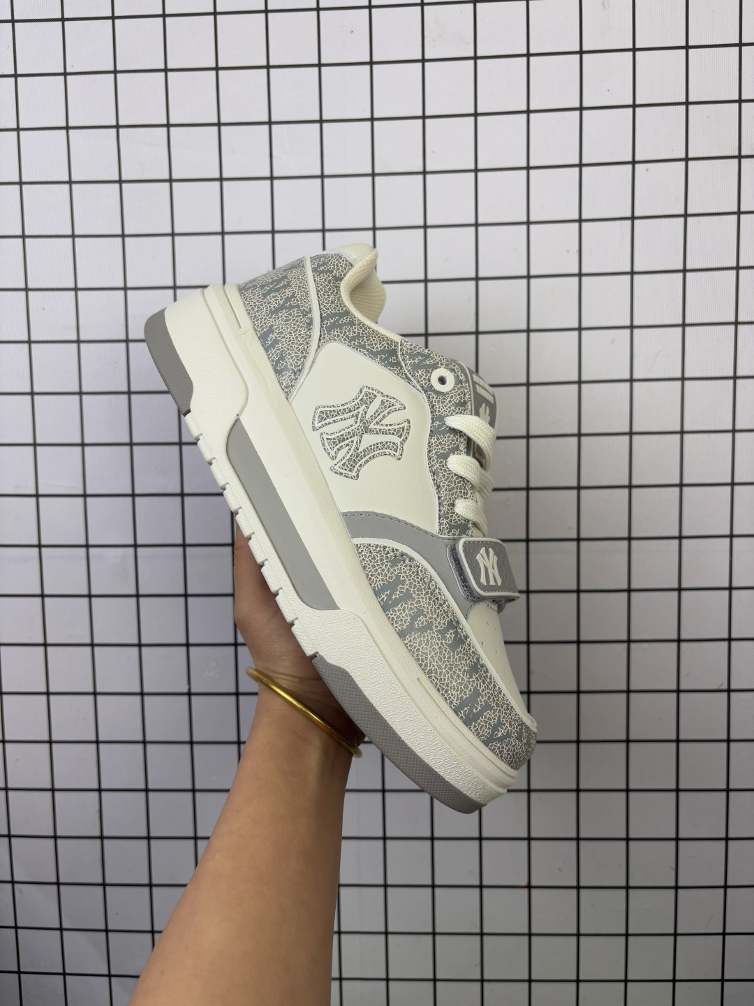 💰155
MLB/韩国F&F旗下运动品牌 男女鞋真标半码制采用软质纤维移膜革面鞋面材质,全新独立5cm厘米外增高轻质发泡中底组合耐磨橡胶外底片❗️学院穿搭爆款,Korea韩国限定!联乘美国榄球洋基队New York Yankees x MLB Chunky Liner Basic Mid 学长鞋系列老爹风轻量增高厚底百搭休闲运动板鞋 3ASXP025N
类型:男女鞋
码数:36 36.5 37.5 38 38.5 39 40 40.5 41 42 42.5 43 44 45
编码:688