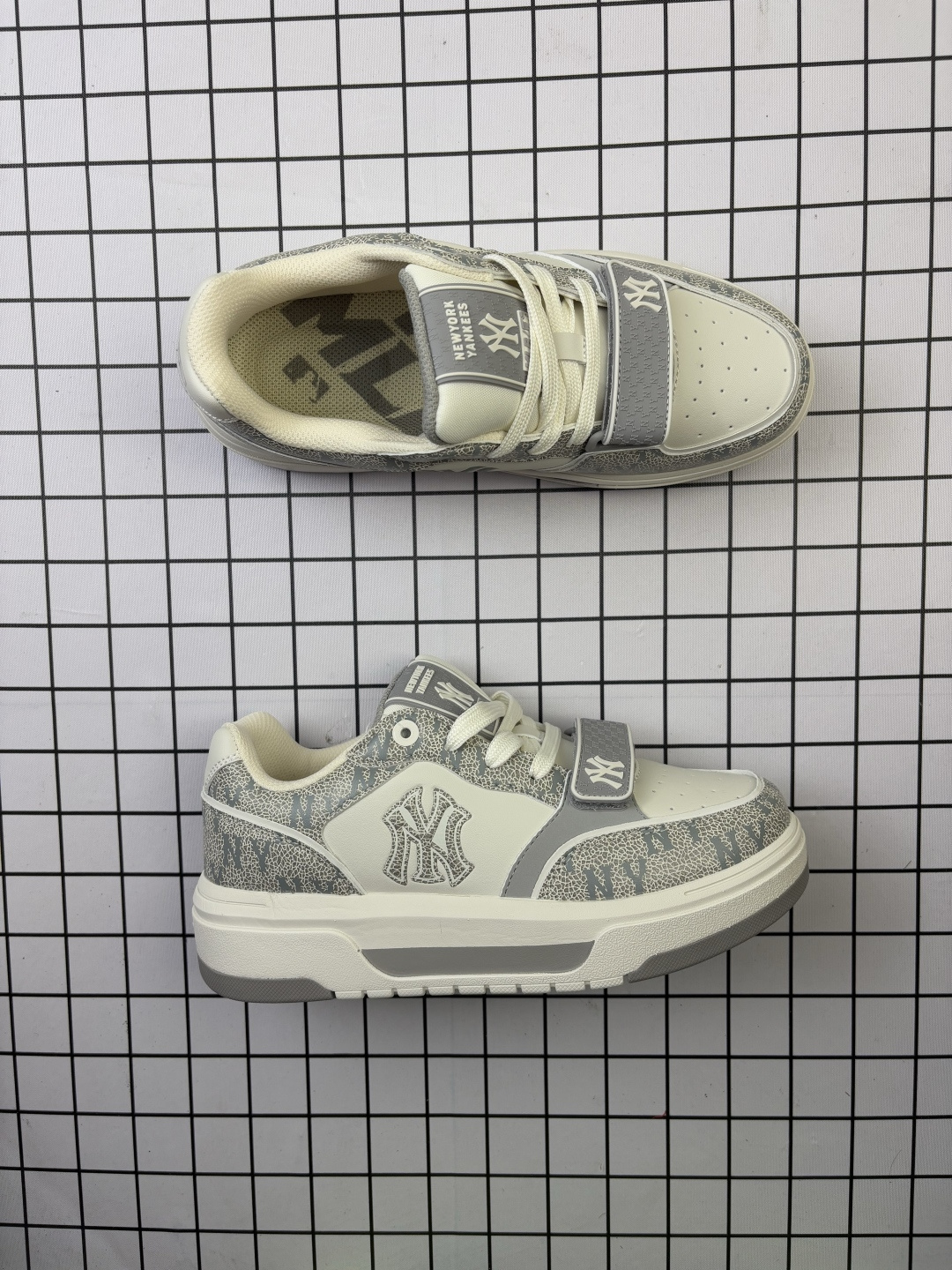 💰155
MLB/韩国F&F旗下运动品牌 男女鞋真标半码制采用软质纤维移膜革面鞋面材质,全新独立5cm厘米外增高轻质发泡中底组合耐磨橡胶外底片❗️学院穿搭爆款,Korea韩国限定!联乘美国榄球洋基队New York Yankees x MLB Chunky Liner Basic Mid 学长鞋系列老爹风轻量增高厚底百搭休闲运动板鞋 3ASXP025N
类型:男女鞋
码数:36 36.5 37.5 38 38.5 39 40 40.5 41 42 42.5 43 44 45
编码:688