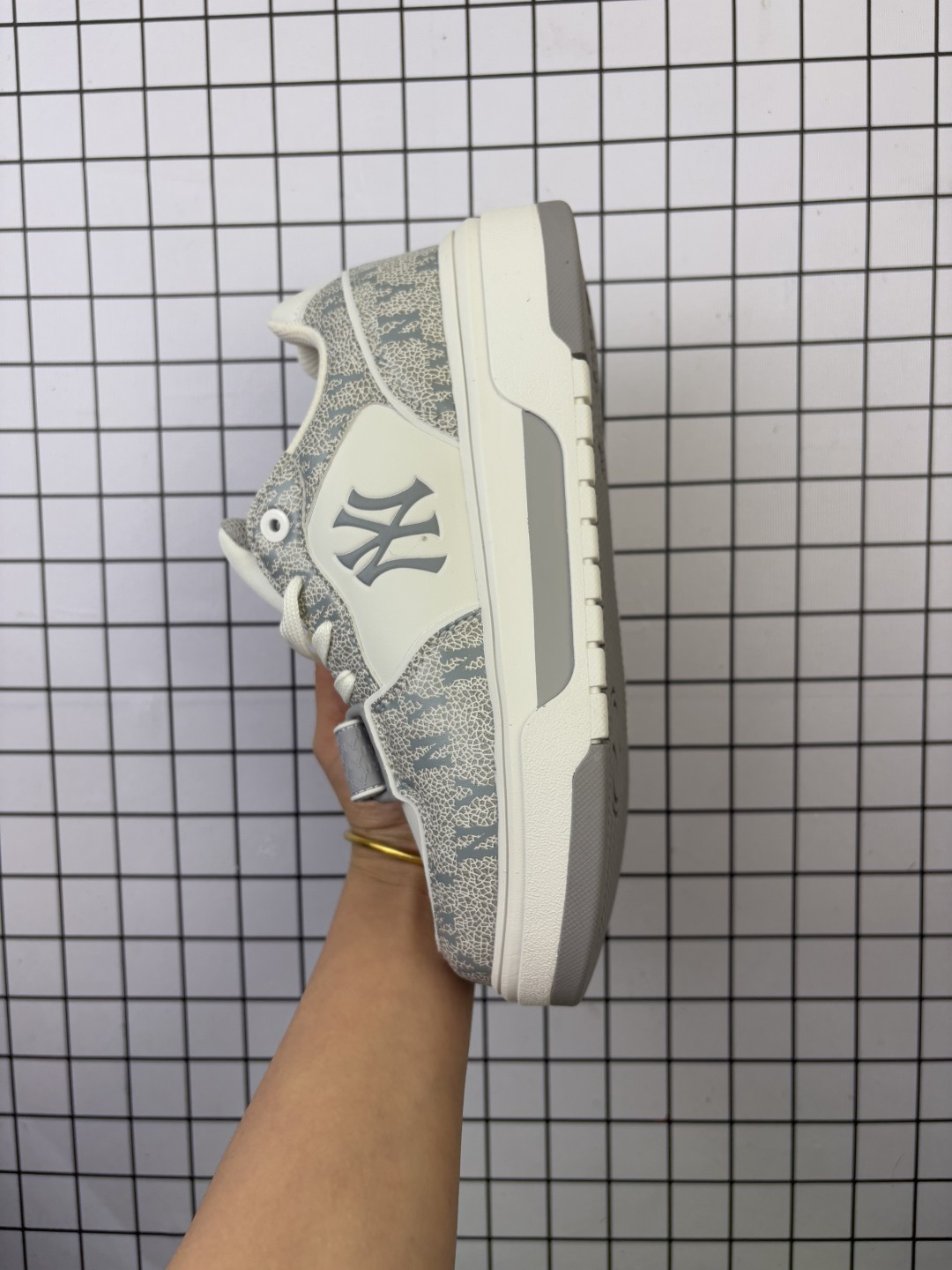 💰155
MLB/韩国F&F旗下运动品牌 男女鞋真标半码制采用软质纤维移膜革面鞋面材质,全新独立5cm厘米外增高轻质发泡中底组合耐磨橡胶外底片❗️学院穿搭爆款,Korea韩国限定!联乘美国榄球洋基队New York Yankees x MLB Chunky Liner Basic Mid 学长鞋系列老爹风轻量增高厚底百搭休闲运动板鞋 3ASXP025N
类型:男女鞋
码数:36 36.5 37.5 38 38.5 39 40 40.5 41 42 42.5 43 44 45
编码:688