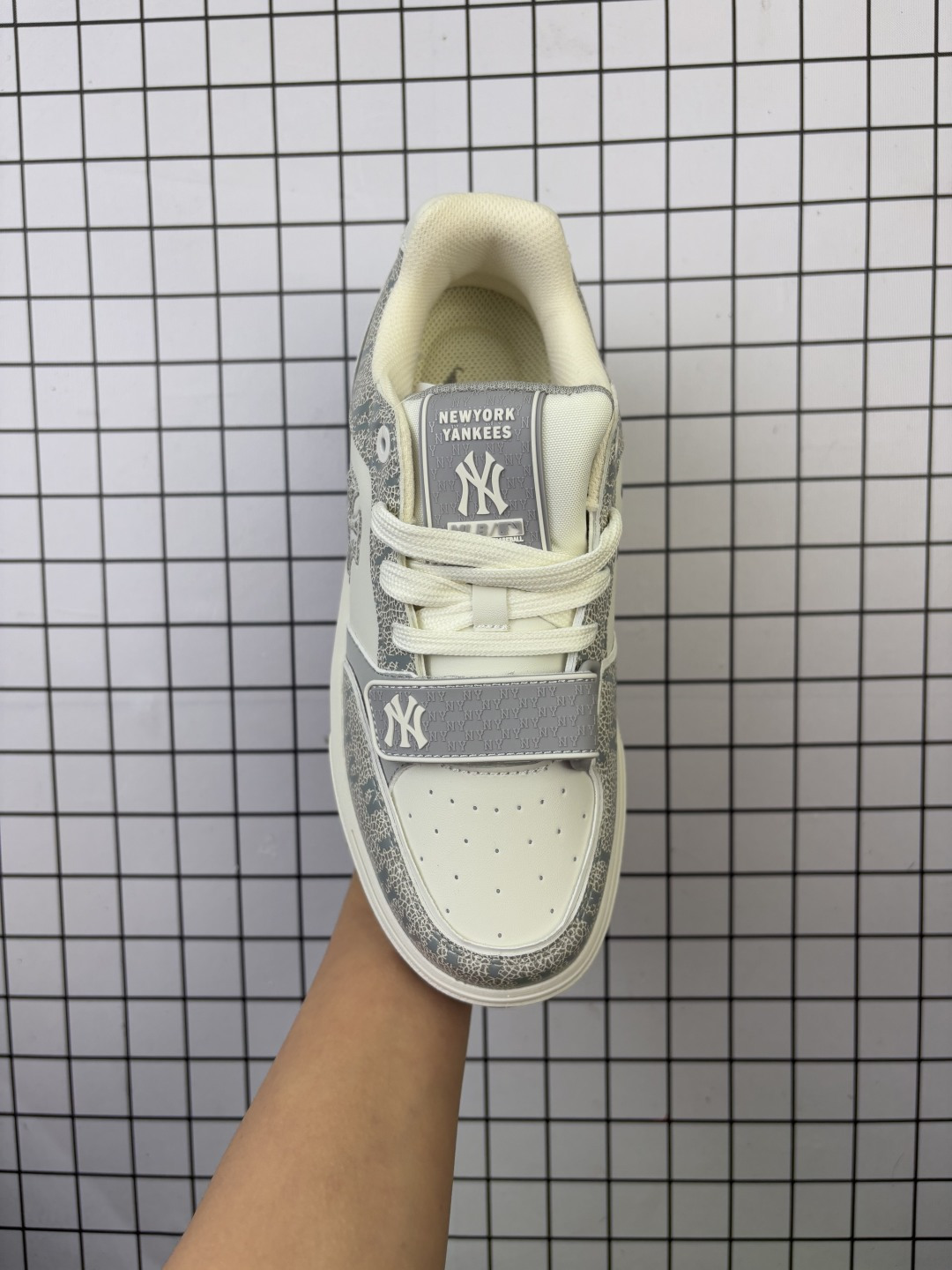 💰155
MLB/韩国F&F旗下运动品牌 男女鞋真标半码制采用软质纤维移膜革面鞋面材质,全新独立5cm厘米外增高轻质发泡中底组合耐磨橡胶外底片❗️学院穿搭爆款,Korea韩国限定!联乘美国榄球洋基队New York Yankees x MLB Chunky Liner Basic Mid 学长鞋系列老爹风轻量增高厚底百搭休闲运动板鞋 3ASXP025N
类型:男女鞋
码数:36 36.5 37.5 38 38.5 39 40 40.5 41 42 42.5 43 44 45
编码:688