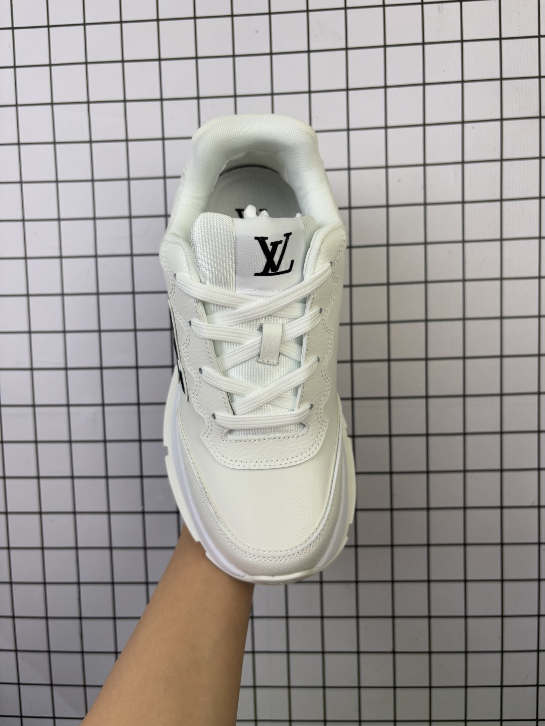 💰130 LV-路易威登-经典走秀新款 全黑 原版1：1开发！！上脚非常舒适 奢侈用料，做工精细，中底印有欧洲制造英文字母 鞋面由意大利进口小牛皮拼接，侧边饰有品牌LOGO标志及签名，最新乳胶垫脚➕网布内里，脚感超舒适。原厂特供原版双色TPU组合大底。套包工艺 固特异缝合锁边 面料:独家定制头层牛皮 配件:独家私模Vuitton 标识，内里:定制丝滑网里-头层丝绸牛皮内里 大底:TPU组合大底耐磨防滑防黄 垫脚:新款乳胶垫-网纱吸汗 工艺:全电脑针车拉线 鞋头 后套 冷热定型 全套拉帮套楦中低logo花纹 包装 -鞋带 证书 卡片 说明书 合格证 防尘袋 全网最齐包装。 货号：1AHSUW 尺码：36-45（带半） 编码给L