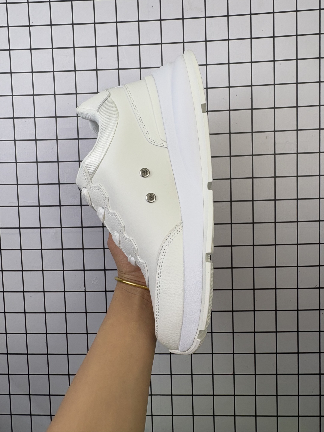 💰130 LV-路易威登-经典走秀新款 全黑 原版1：1开发！！上脚非常舒适 奢侈用料，做工精细，中底印有欧洲制造英文字母 鞋面由意大利进口小牛皮拼接，侧边饰有品牌LOGO标志及签名，最新乳胶垫脚➕网布内里，脚感超舒适。原厂特供原版双色TPU组合大底。套包工艺 固特异缝合锁边 面料:独家定制头层牛皮 配件:独家私模Vuitton 标识，内里:定制丝滑网里-头层丝绸牛皮内里 大底:TPU组合大底耐磨防滑防黄 垫脚:新款乳胶垫-网纱吸汗 工艺:全电脑针车拉线 鞋头 后套 冷热定型 全套拉帮套楦中低logo花纹 包装 -鞋带 证书 卡片 说明书 合格证 防尘袋 全网最齐包装。 货号：1AHSUW 尺码：36-45（带半） 编码给L