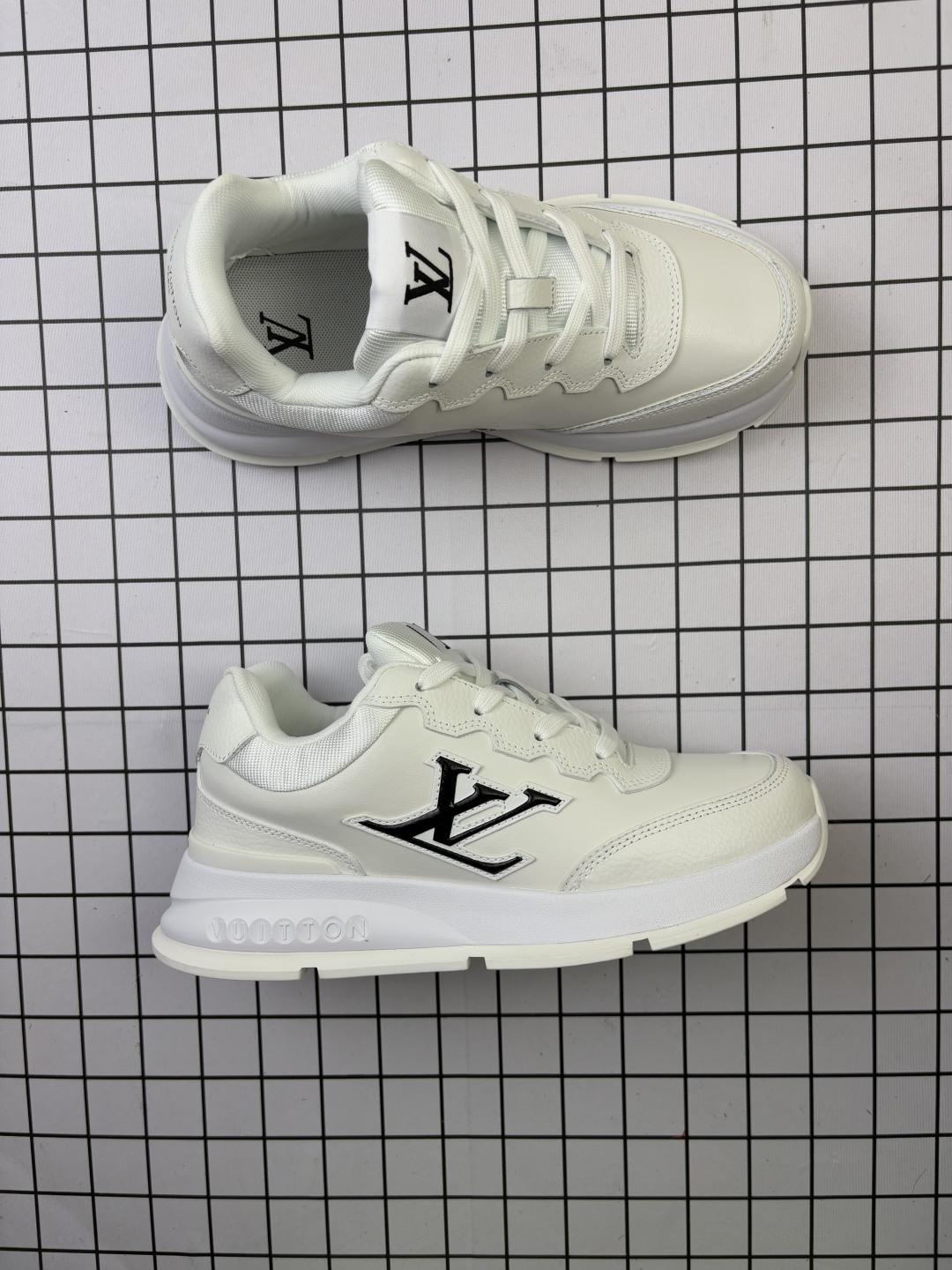 💰130 LV-路易威登-经典走秀新款 全黑 原版1：1开发！！上脚非常舒适 奢侈用料，做工精细，中底印有欧洲制造英文字母 鞋面由意大利进口小牛皮拼接，侧边饰有品牌LOGO标志及签名，最新乳胶垫脚➕网布内里，脚感超舒适。原厂特供原版双色TPU组合大底。套包工艺 固特异缝合锁边 面料:独家定制头层牛皮 配件:独家私模Vuitton 标识，内里:定制丝滑网里-头层丝绸牛皮内里 大底:TPU组合大底耐磨防滑防黄 垫脚:新款乳胶垫-网纱吸汗 工艺:全电脑针车拉线 鞋头 后套 冷热定型 全套拉帮套楦中低logo花纹 包装 -鞋带 证书 卡片 说明书 合格证 防尘袋 全网最齐包装。 货号：1AHSUW 尺码：36-45（带半） 编码给L