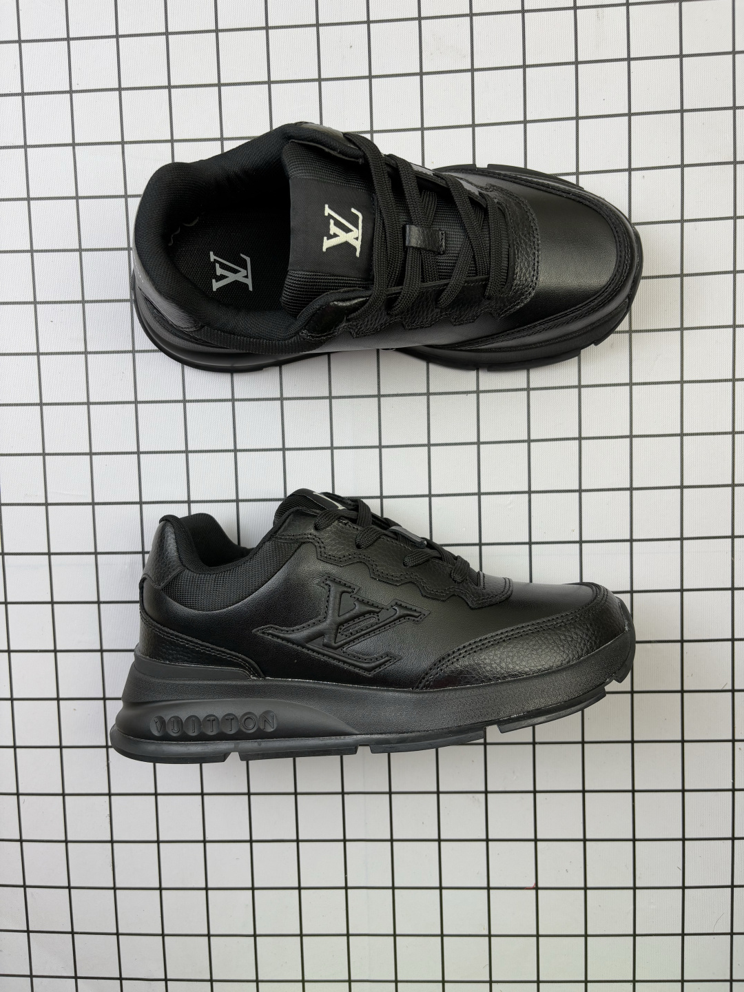 💰130 LV-路易威登-经典走秀新款 全黑 原版1：1开发！！上脚非常舒适 奢侈用料，做工精细，中底印有欧洲制造英文字母 鞋面由意大利进口小牛皮拼接，侧边饰有品牌LOGO标志及签名，最新乳胶垫脚➕网布内里，脚感超舒适。原厂特供原版双色TPU组合大底。套包工艺 固特异缝合锁边 面料:独家定制头层牛皮 配件:独家私模Vuitton 标识，内里:定制丝滑网里-头层丝绸牛皮内里 大底:TPU组合大底耐磨防滑防黄 垫脚:新款乳胶垫-网纱吸汗 工艺:全电脑针车拉线 鞋头 后套 冷热定型 全套拉帮套楦中低logo花纹 包装 -鞋带 证书 卡片 说明书 合格证 防尘袋 全网最齐包装。 货号：1AHSUW 尺码：36-45（带半） 编码给L